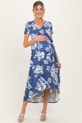 Geblümtes Umstands-Wickelkleid mit kurzen Ärmeln und Vokuhila-Saum in Jeansblau