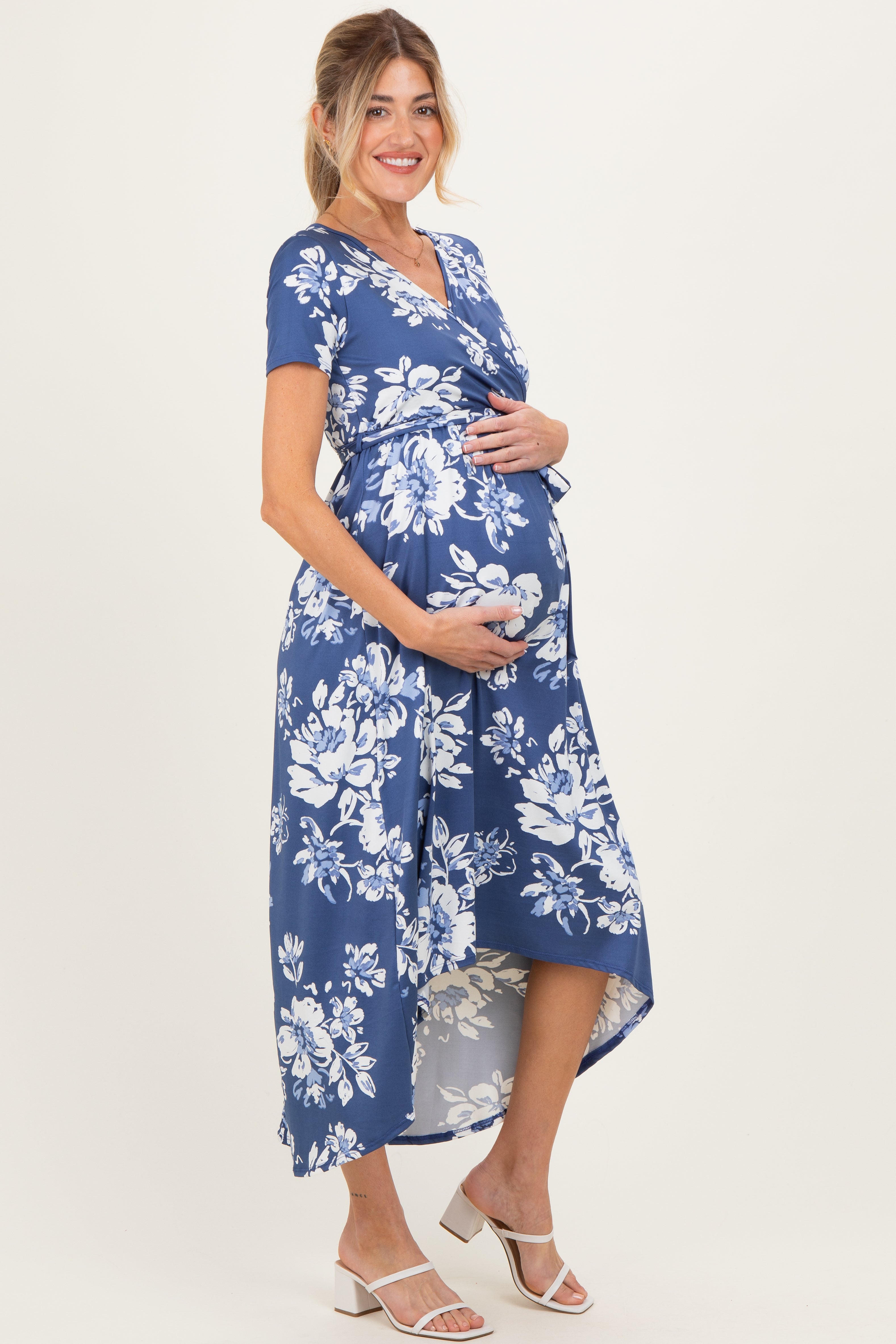 Geblümtes Umstands-Wickelkleid mit kurzen Ärmeln und Vokuhila-Saum in Jeansblau