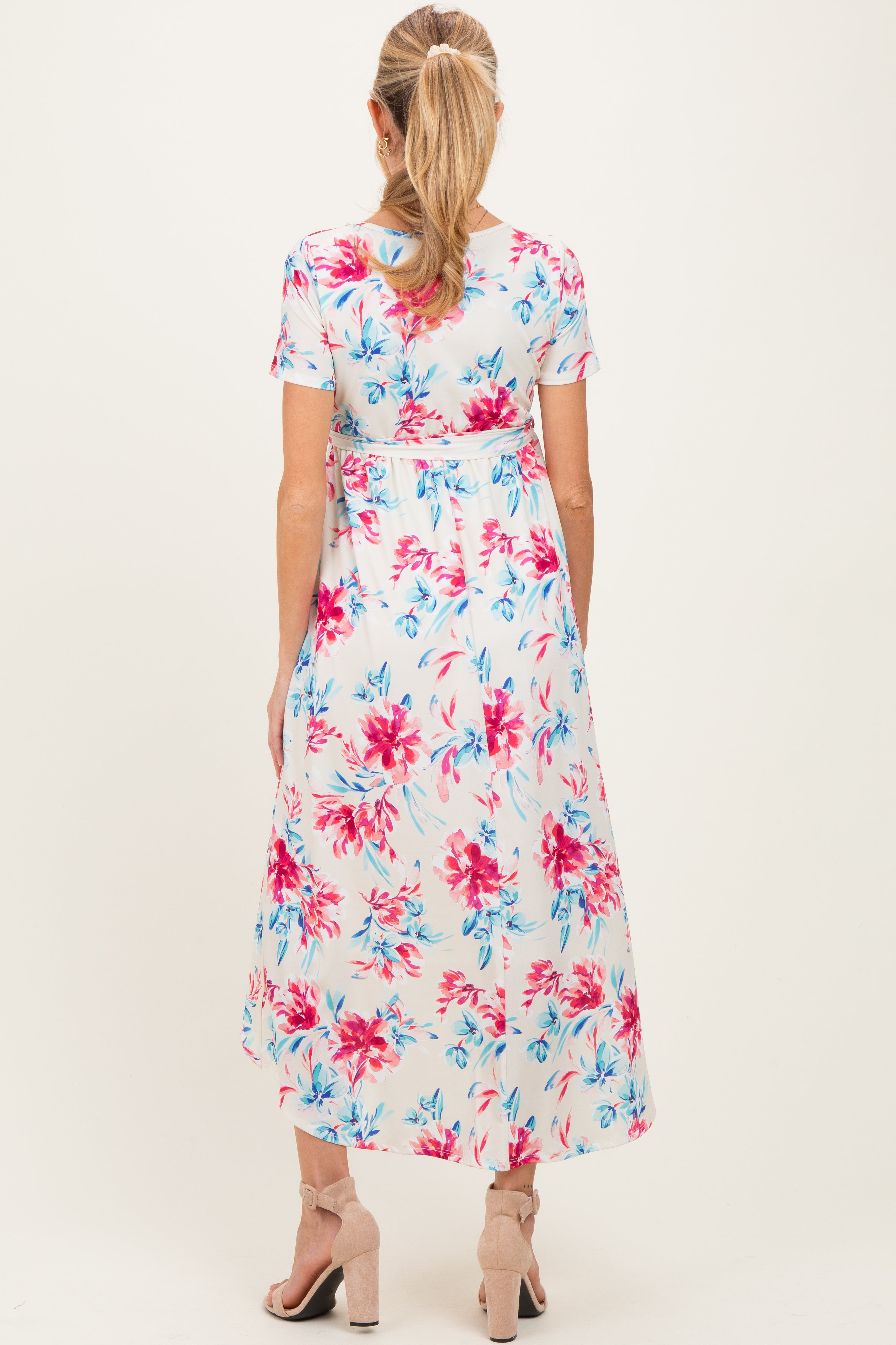 Taupefarbenes Umstands-Wickelkleid mit Blumenmuster, kurzen Ärmeln und Vokuhila-Saum