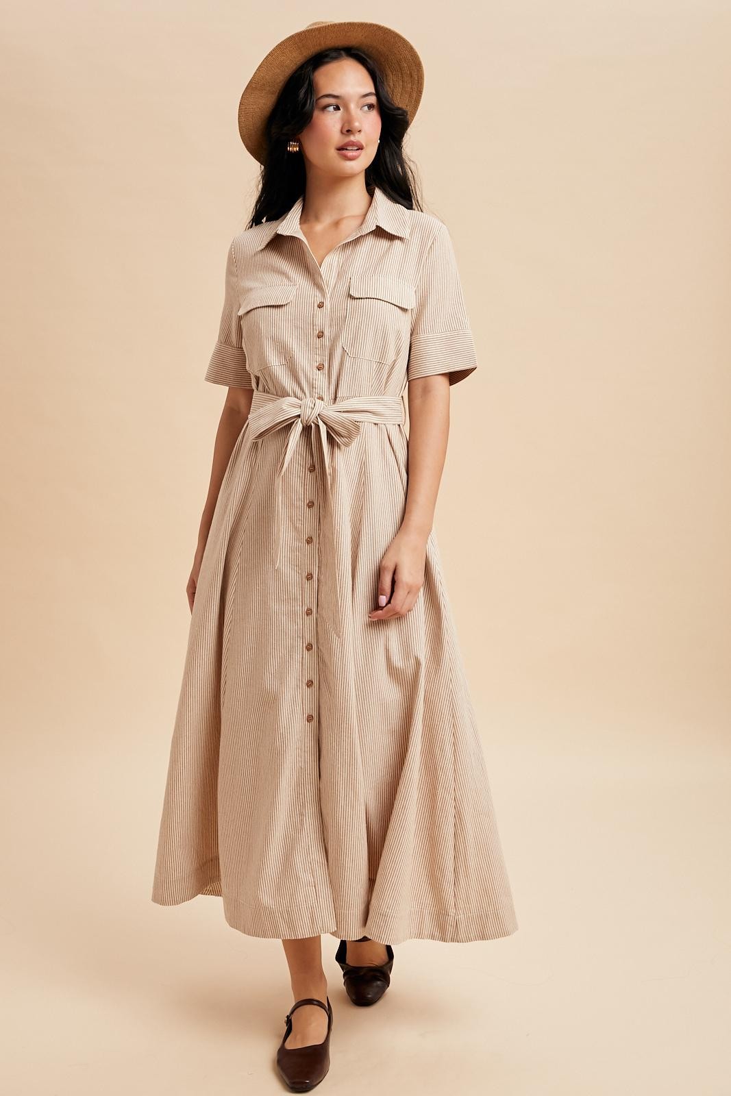 Beigefarbenes gestreiftes Umstands-Maxikleid aus Baumwolle mit Knopfleiste