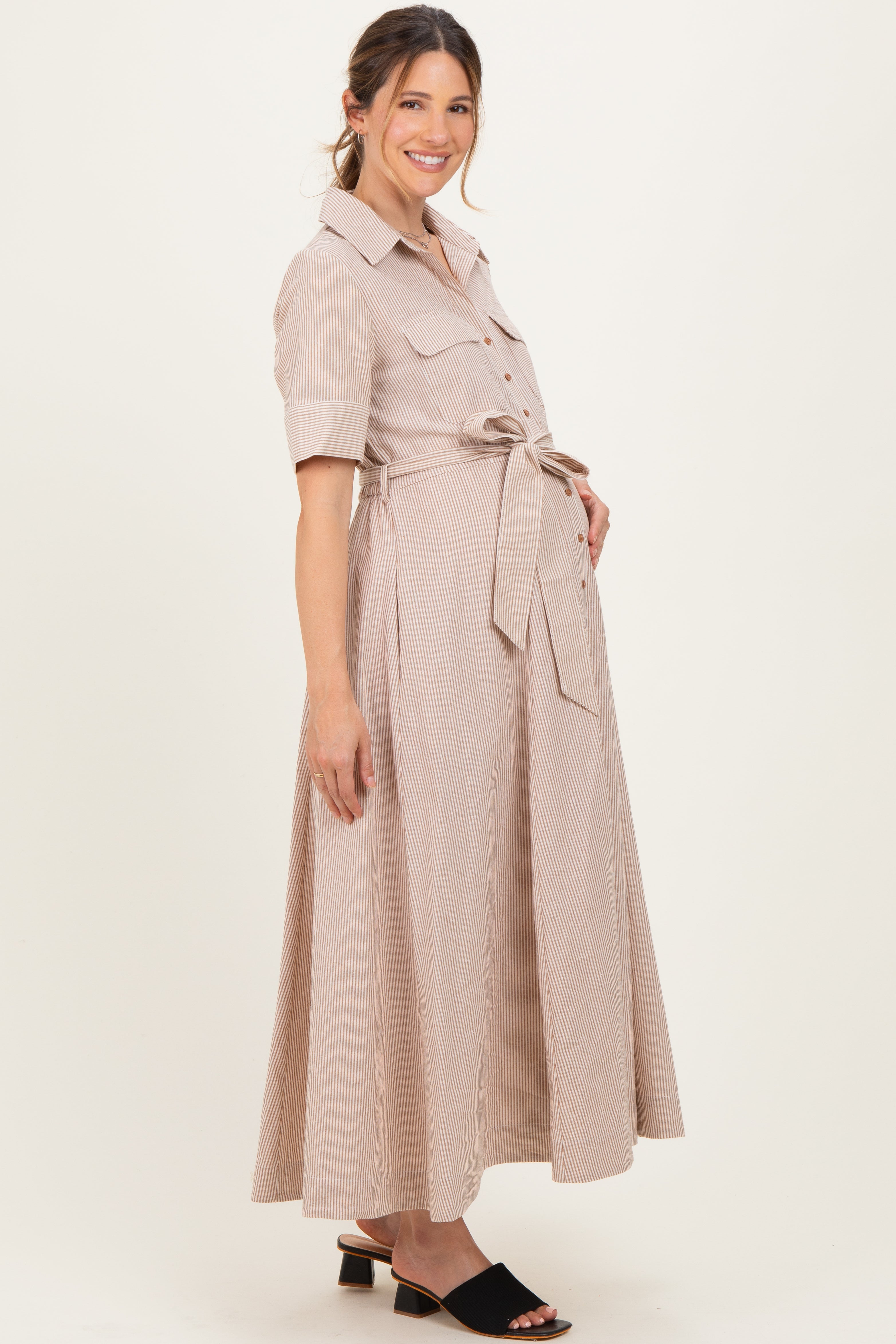 Beigefarbenes gestreiftes Umstands-Maxikleid aus Baumwolle mit Knopfleiste