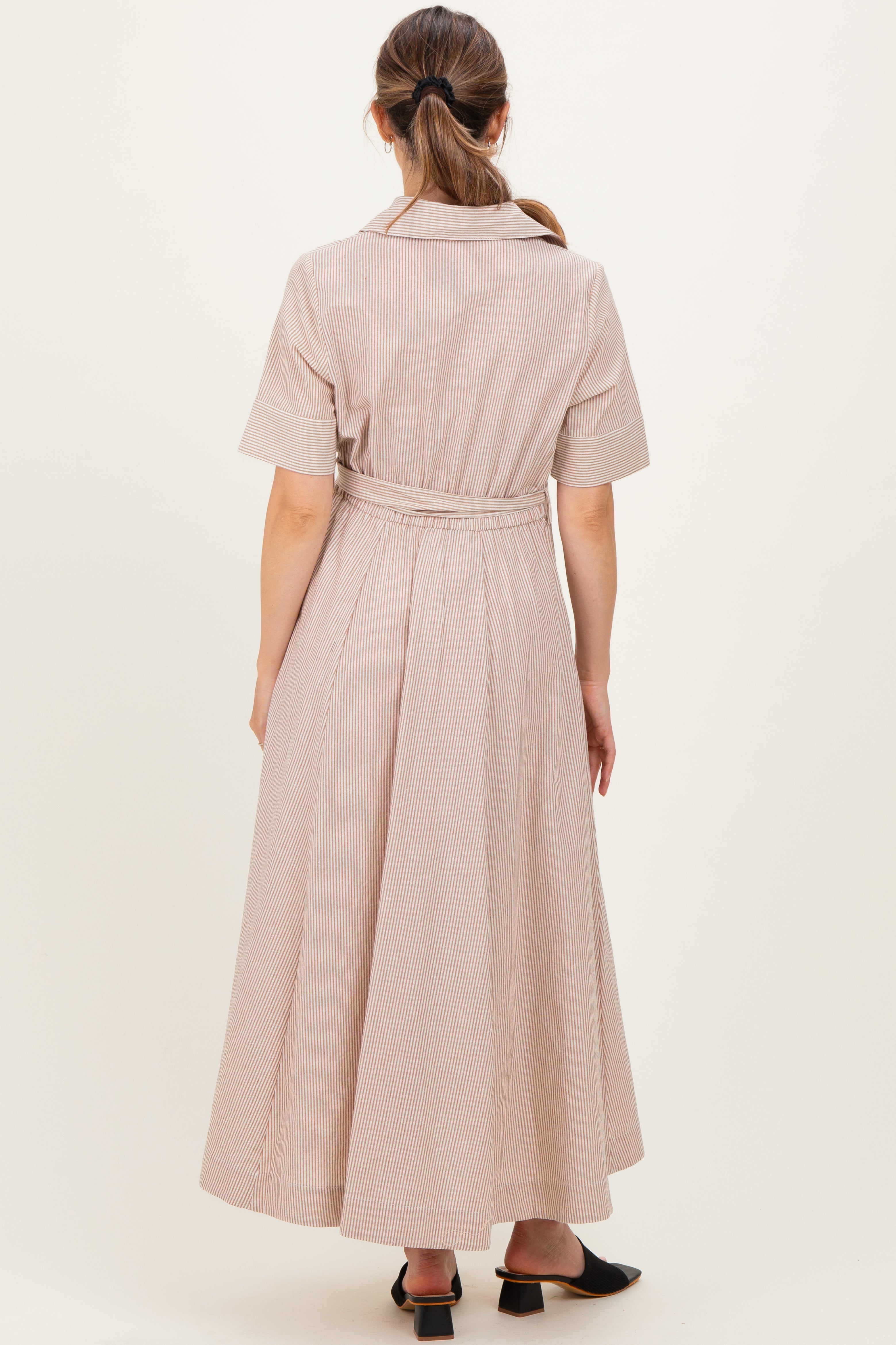 Beigefarbenes gestreiftes Umstands-Maxikleid aus Baumwolle mit Knopfleiste