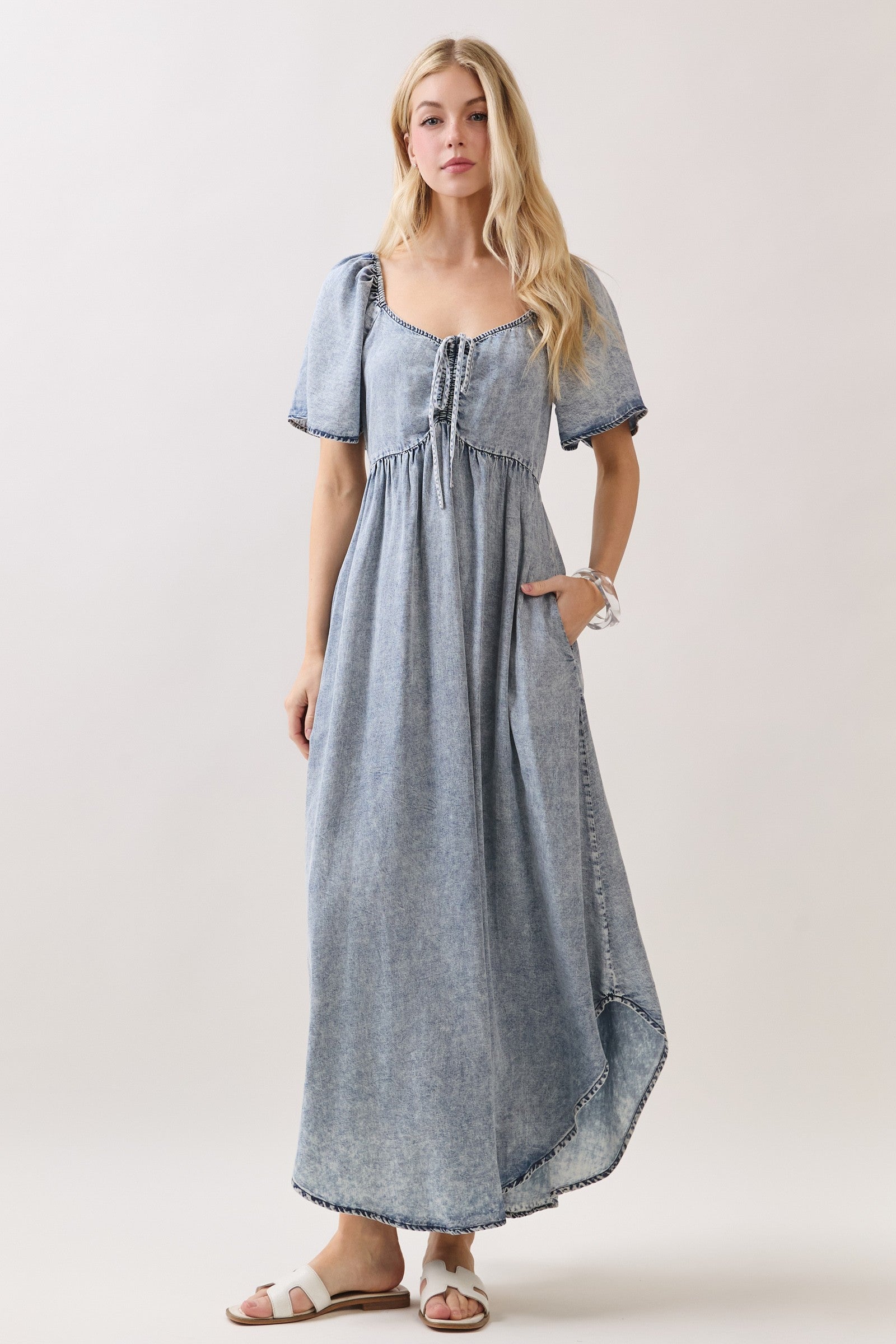 Hellblaues Umstandsmaxikleid aus Chambray mit Bindedetail an der Brust