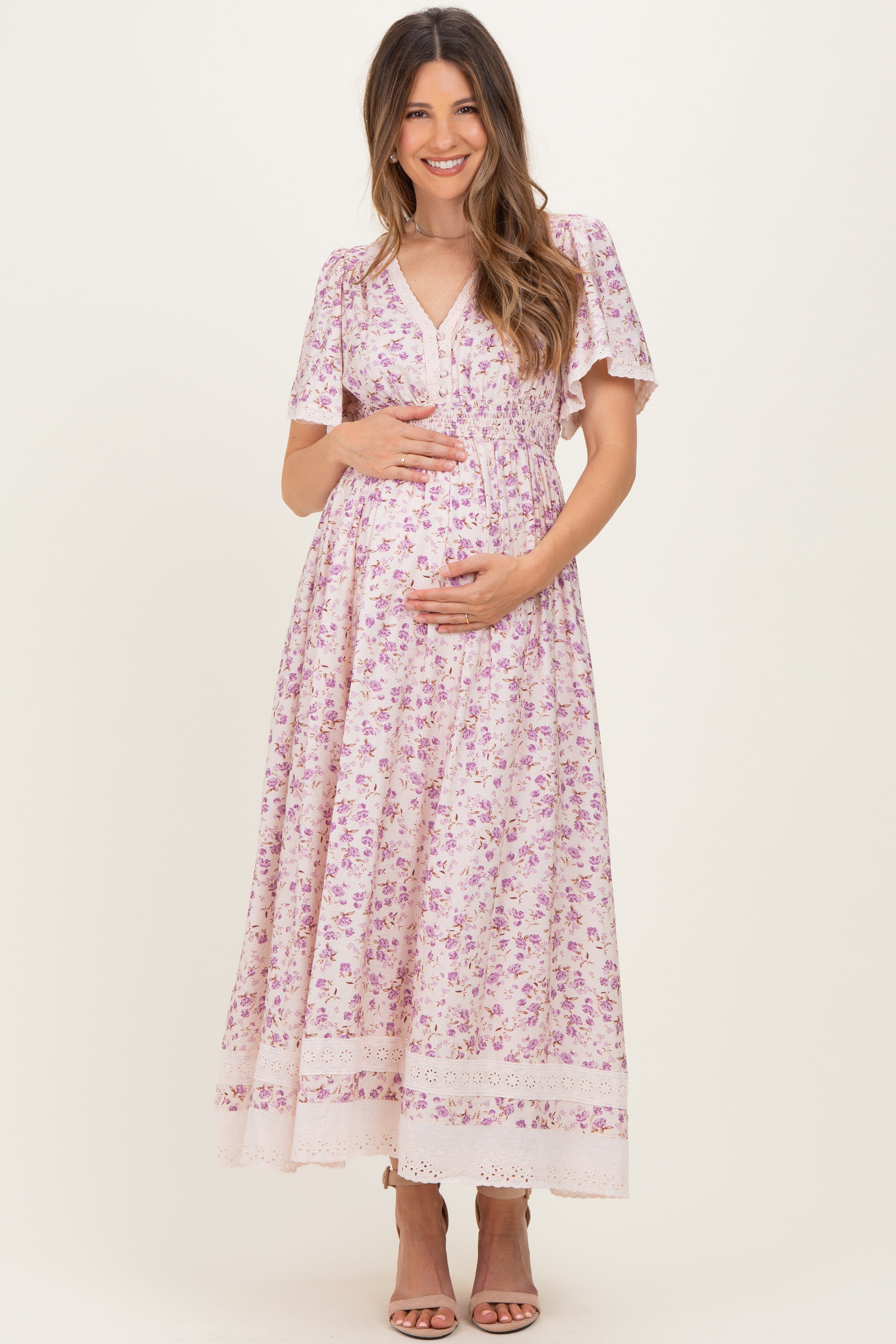Lavendelfarbenes Umstands-Maxikleid mit Blumenmuster, Spitzenbesatz und Flatterärmeln