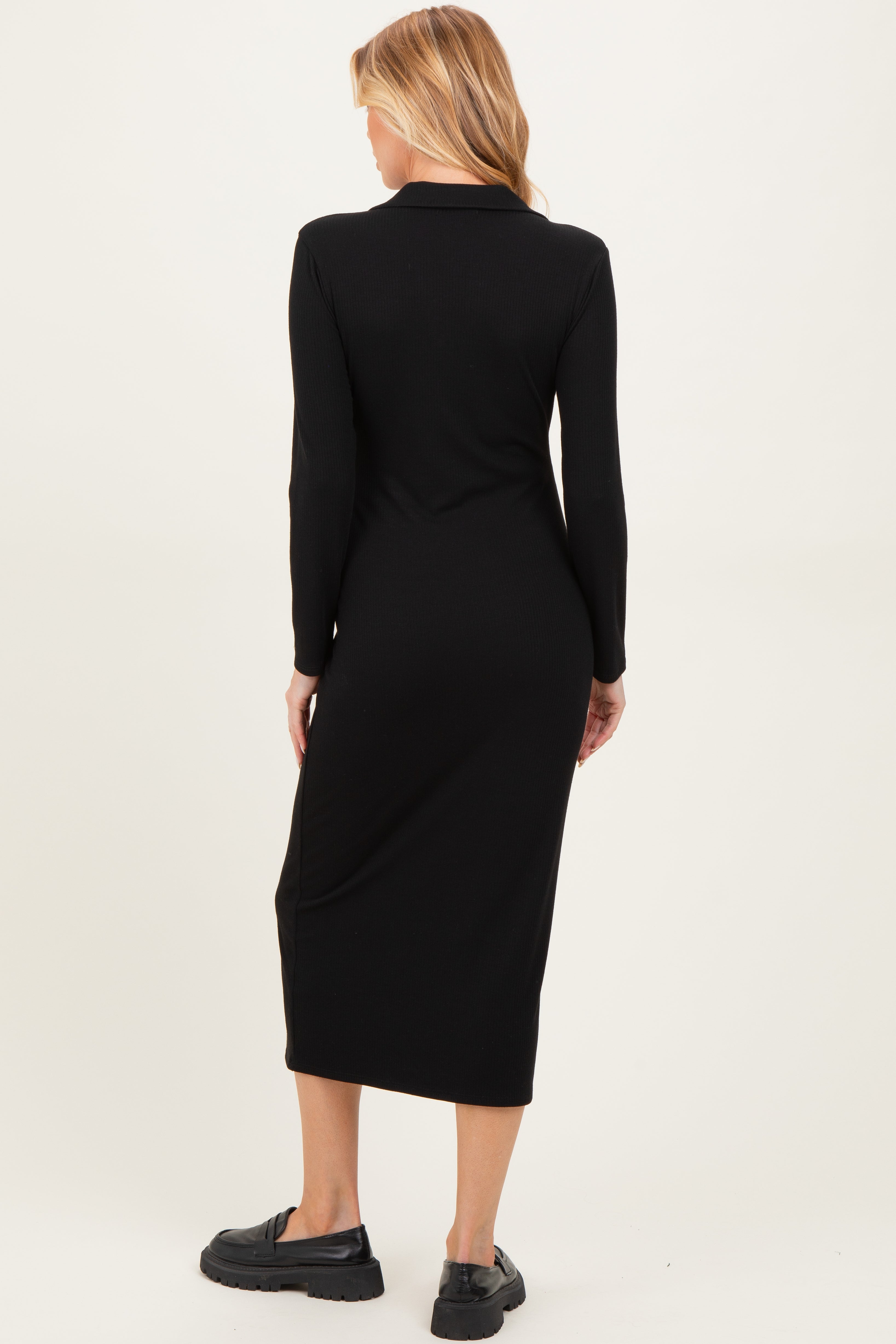Schwarzes geripptes langärmliges Umstands-Midikleid mit Kragen