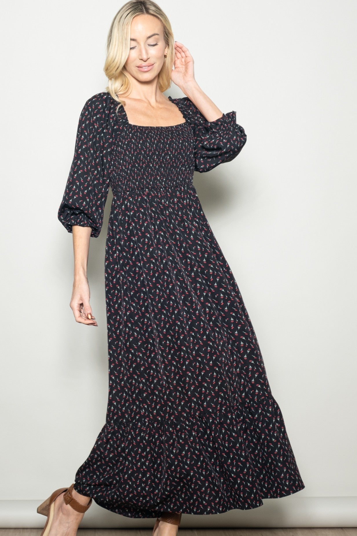 Schwarzes Umstands-Maxikleid mit Blumenmuster und 3/4-Ärmeln