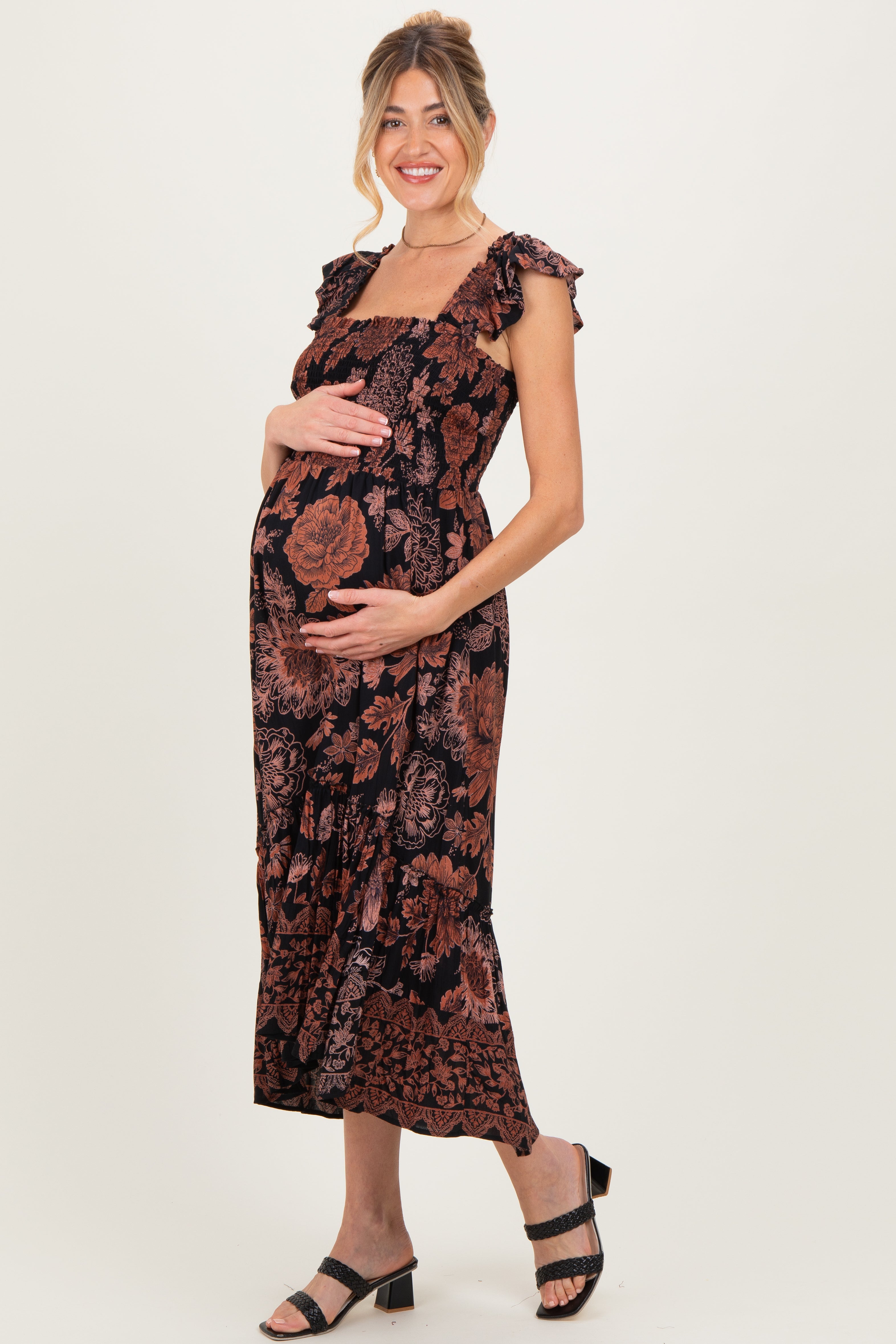 Umstands-Midikleid mit Blumenmuster, Smok-Detail und Flügelärmeln in Schwarz
