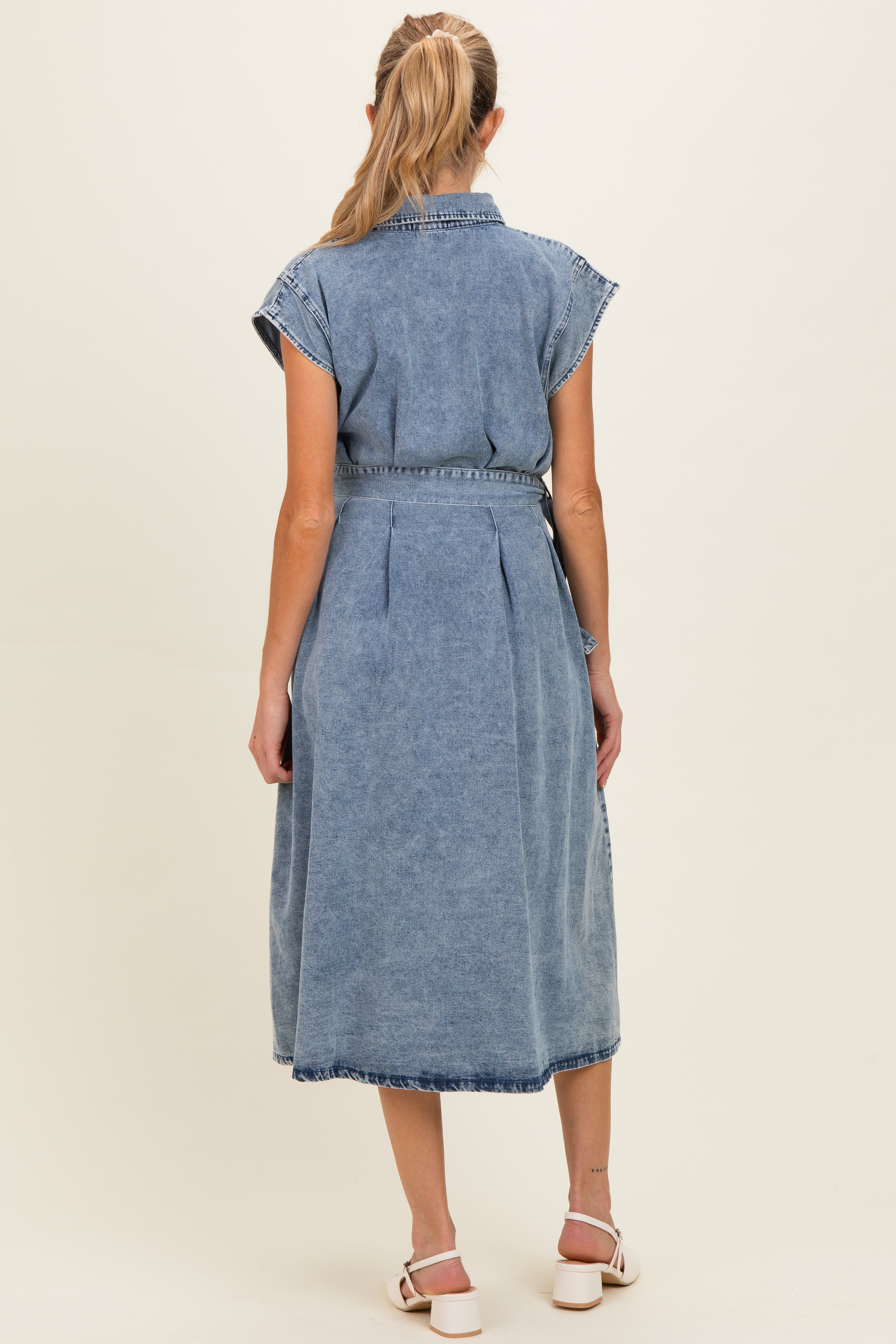 Umstands-Midikleid aus Denim mit durchgehender Knopfleiste