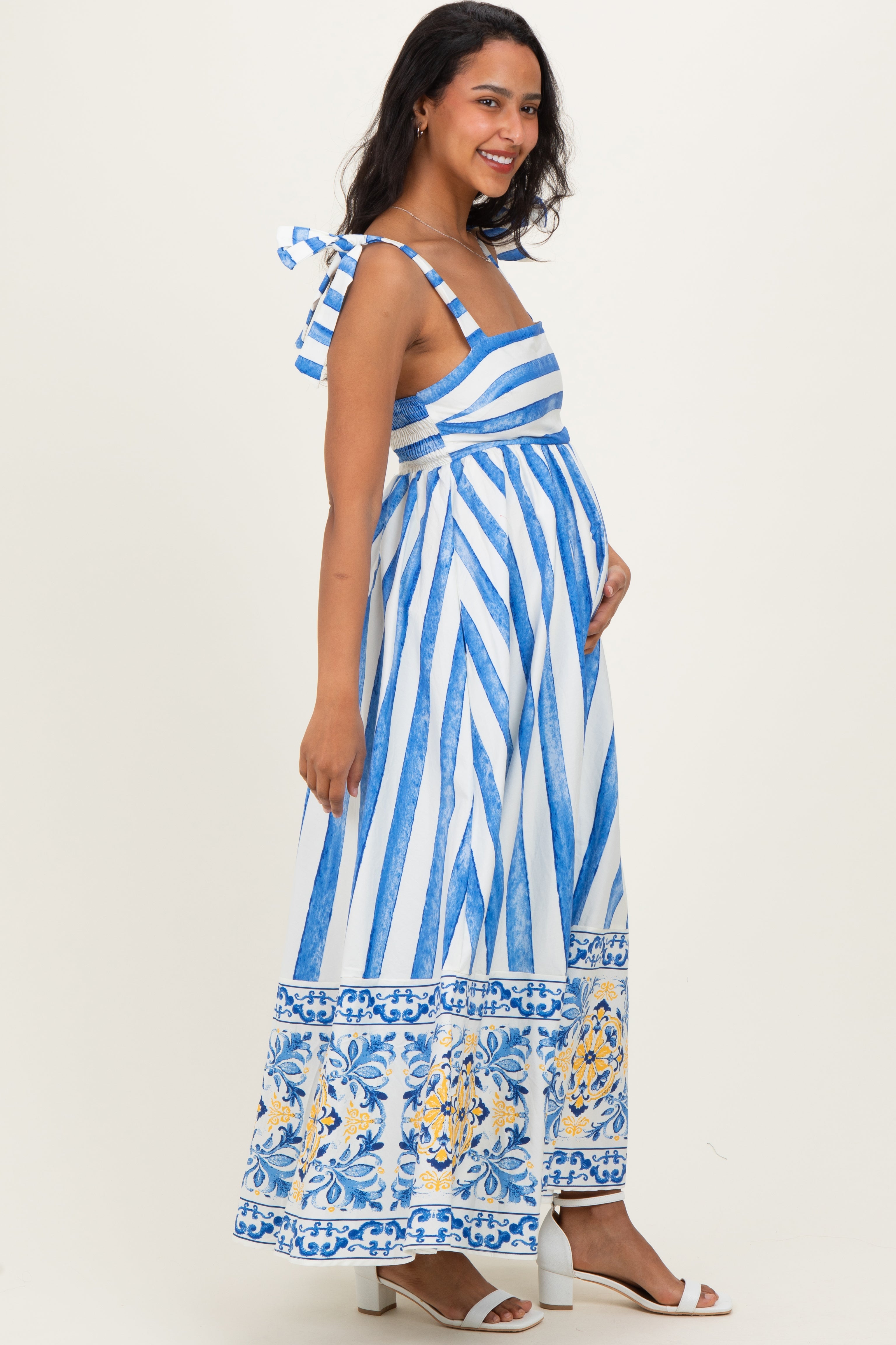 Blaues gestreiftes Umstands-Midikleid mit Schulterbändern und bedrucktem Saum