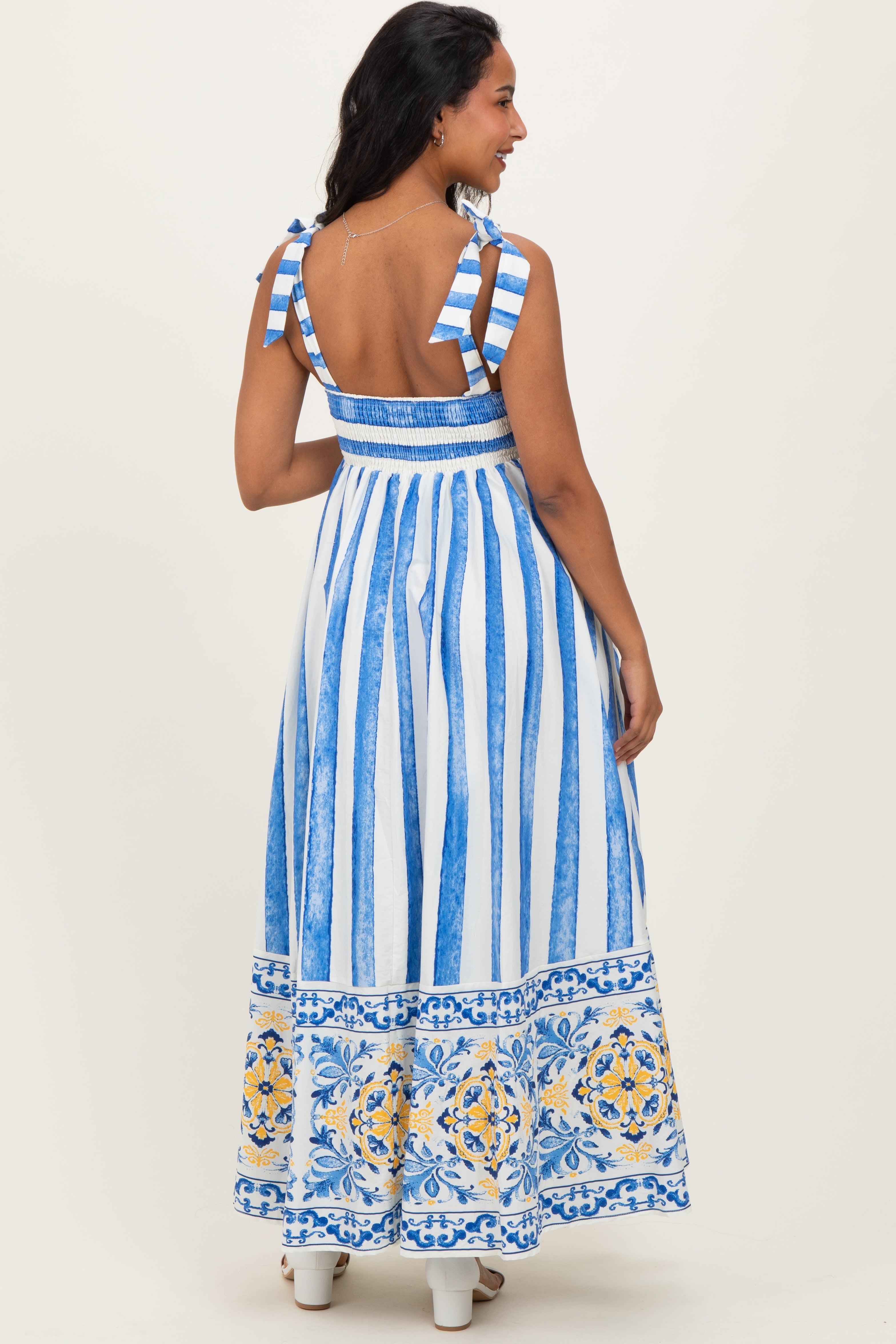 Blaues gestreiftes Umstands-Midikleid mit Schulterbändern und bedrucktem Saum