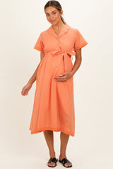 Umstands-Midikleid in Lachs mit Knopfleiste und ausgefransten Kanten