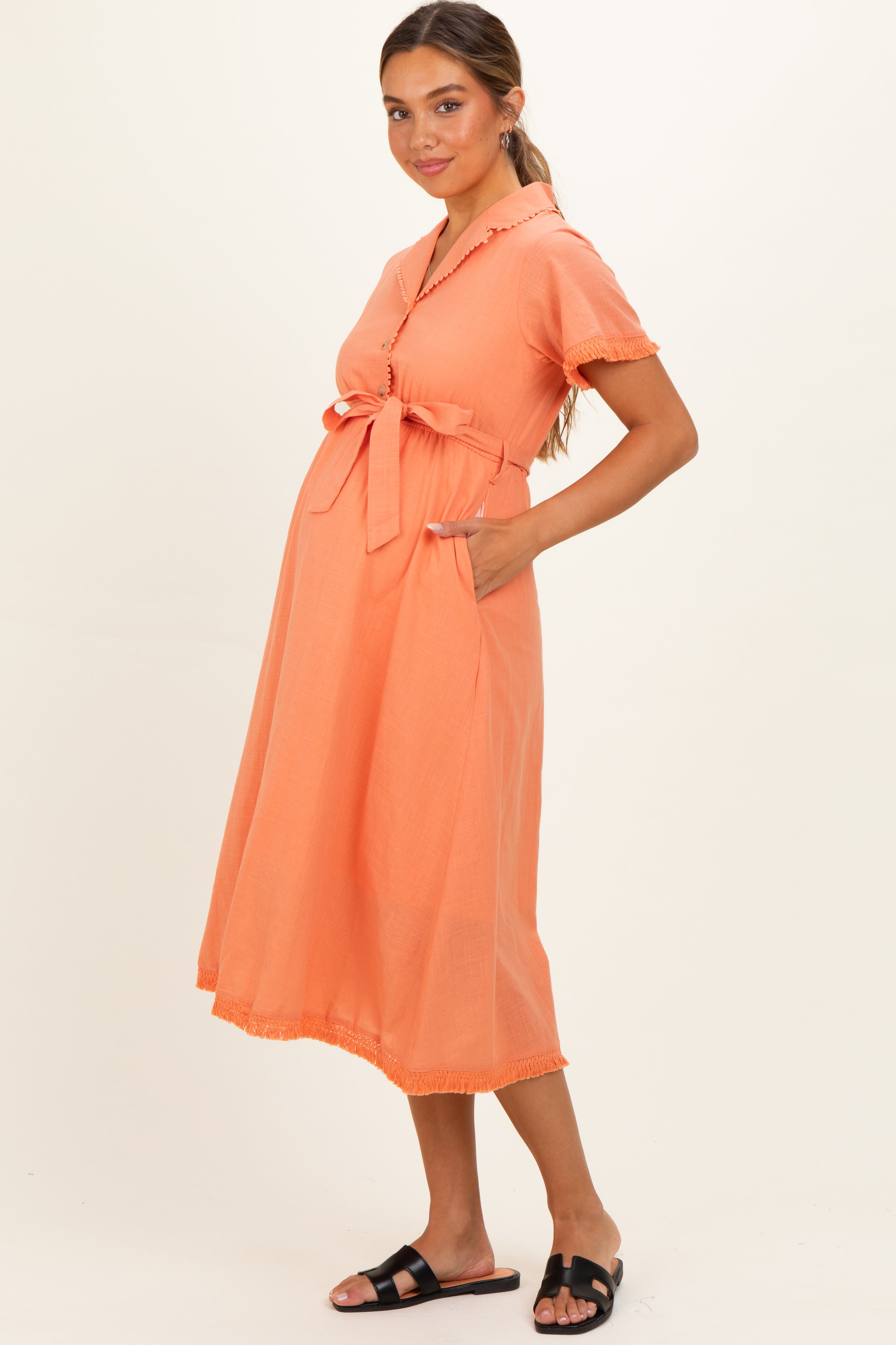 Umstands-Midikleid in Lachs mit Knopfleiste und ausgefransten Kanten