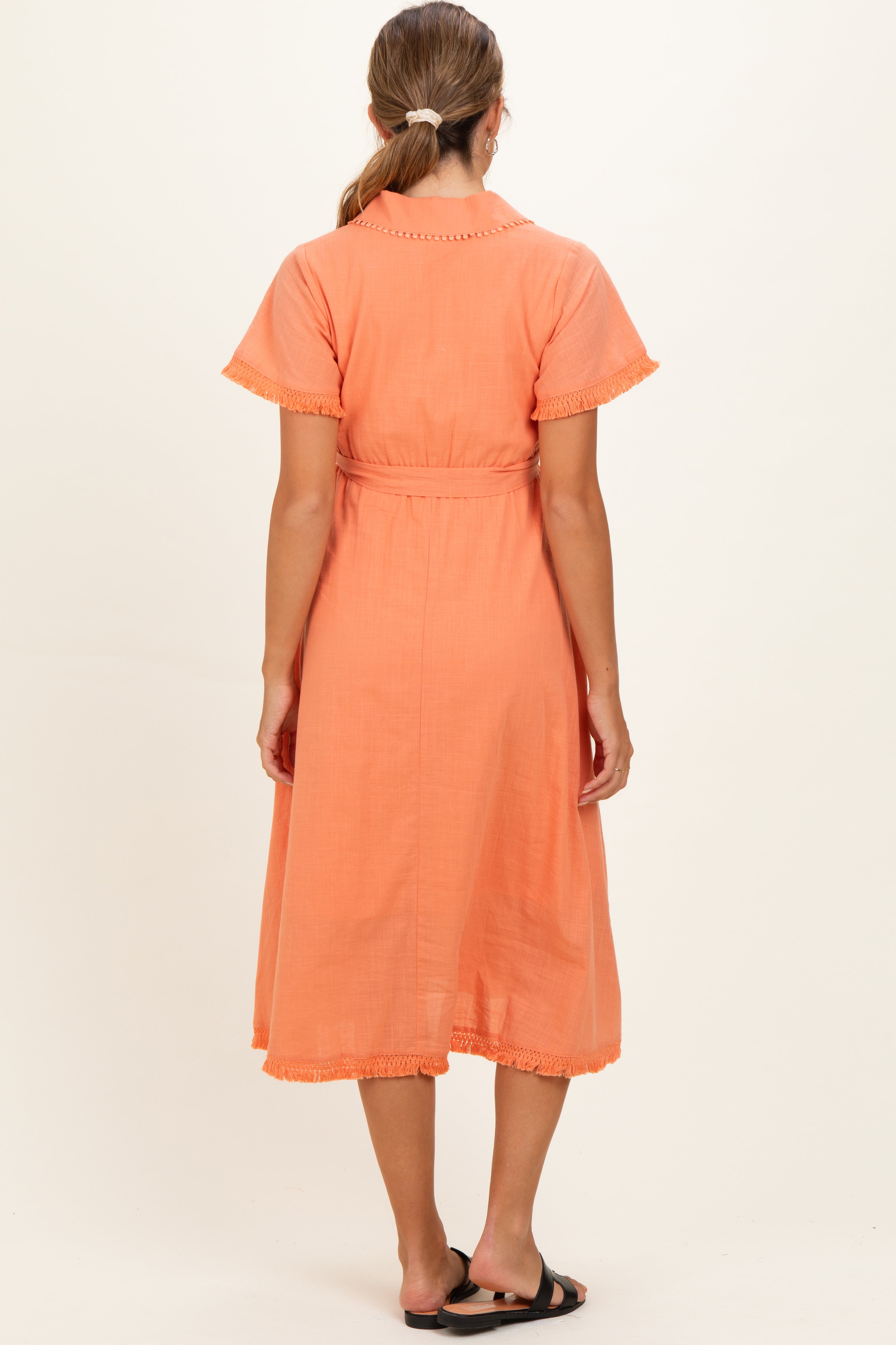 Umstands-Midikleid in Lachs mit Knopfleiste und ausgefransten Kanten