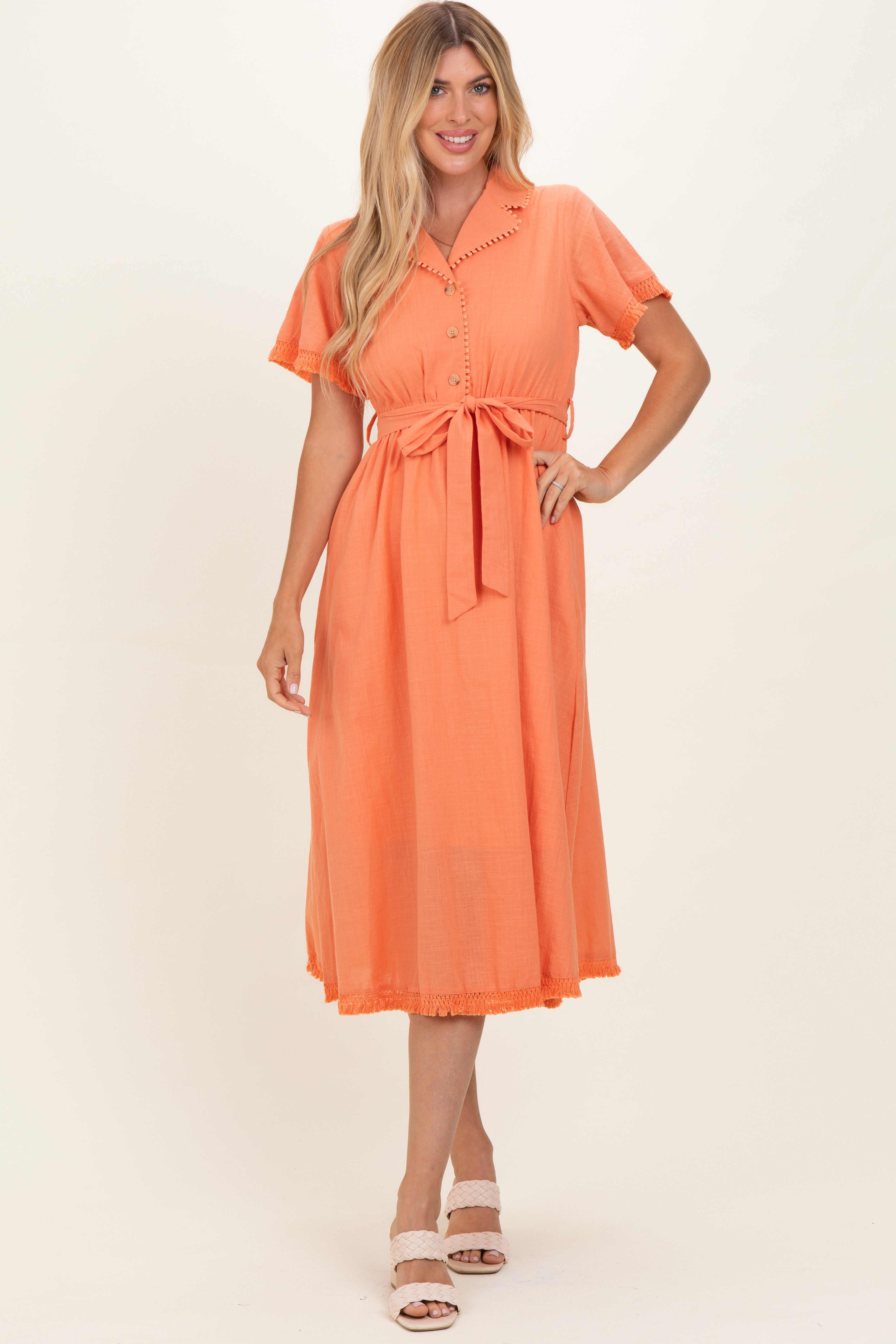 Umstands-Midikleid in Lachs mit Knopfleiste und ausgefransten Kanten