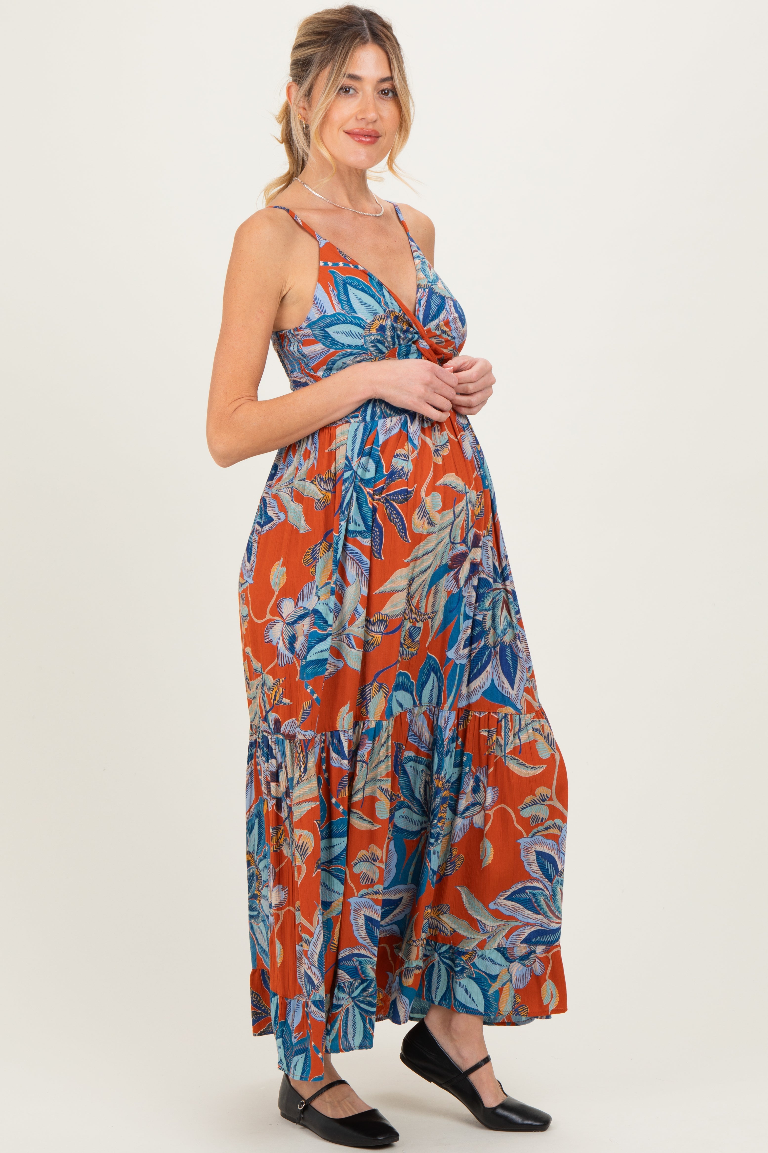 Geblümtes Umstands-Maxikleid mit Twist-Front und Cut-out
