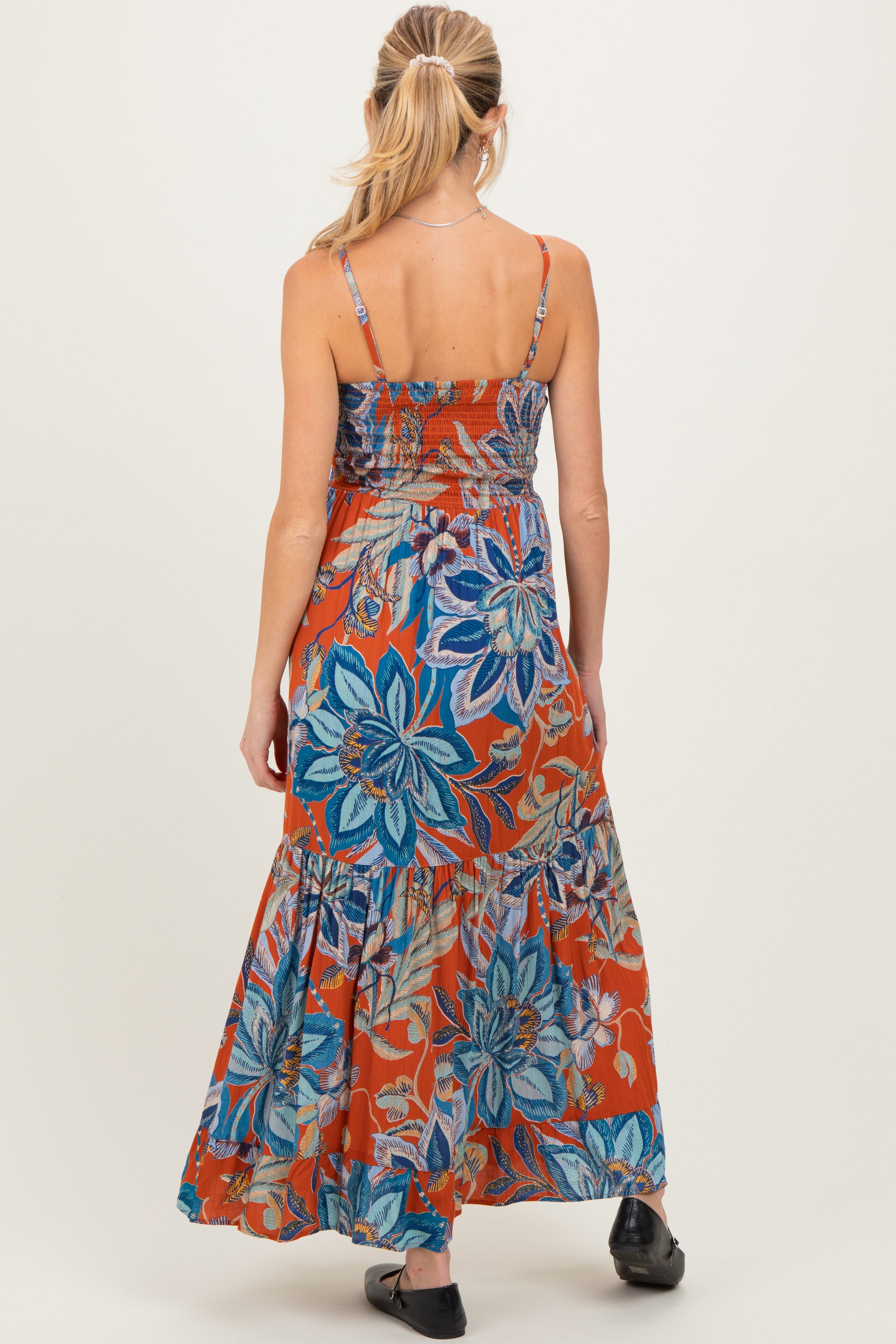 Geblümtes Umstands-Maxikleid mit Twist-Front und Cut-out