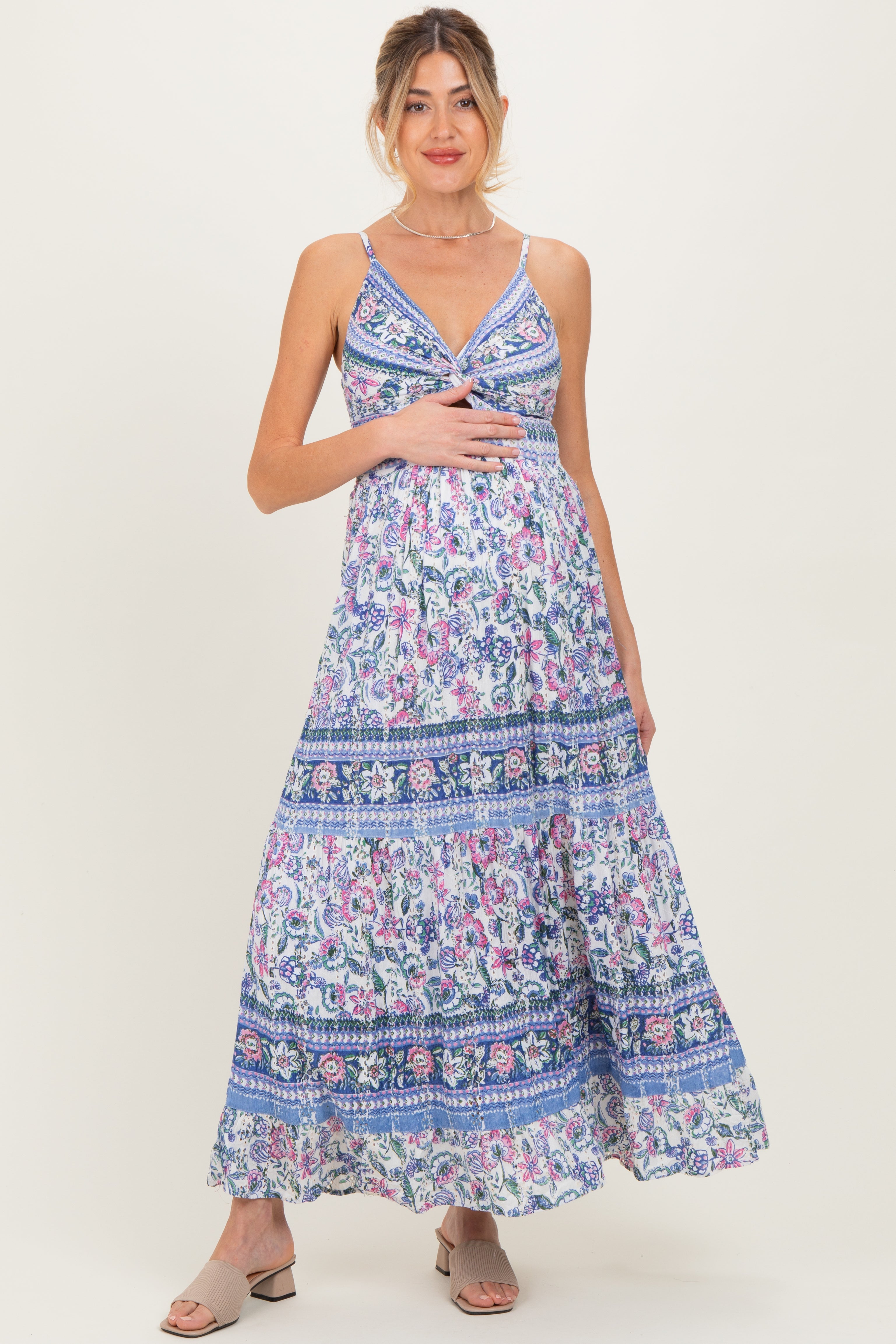 Geblümtes Umstands-Maxikleid mit Twist-Front und Cut-out