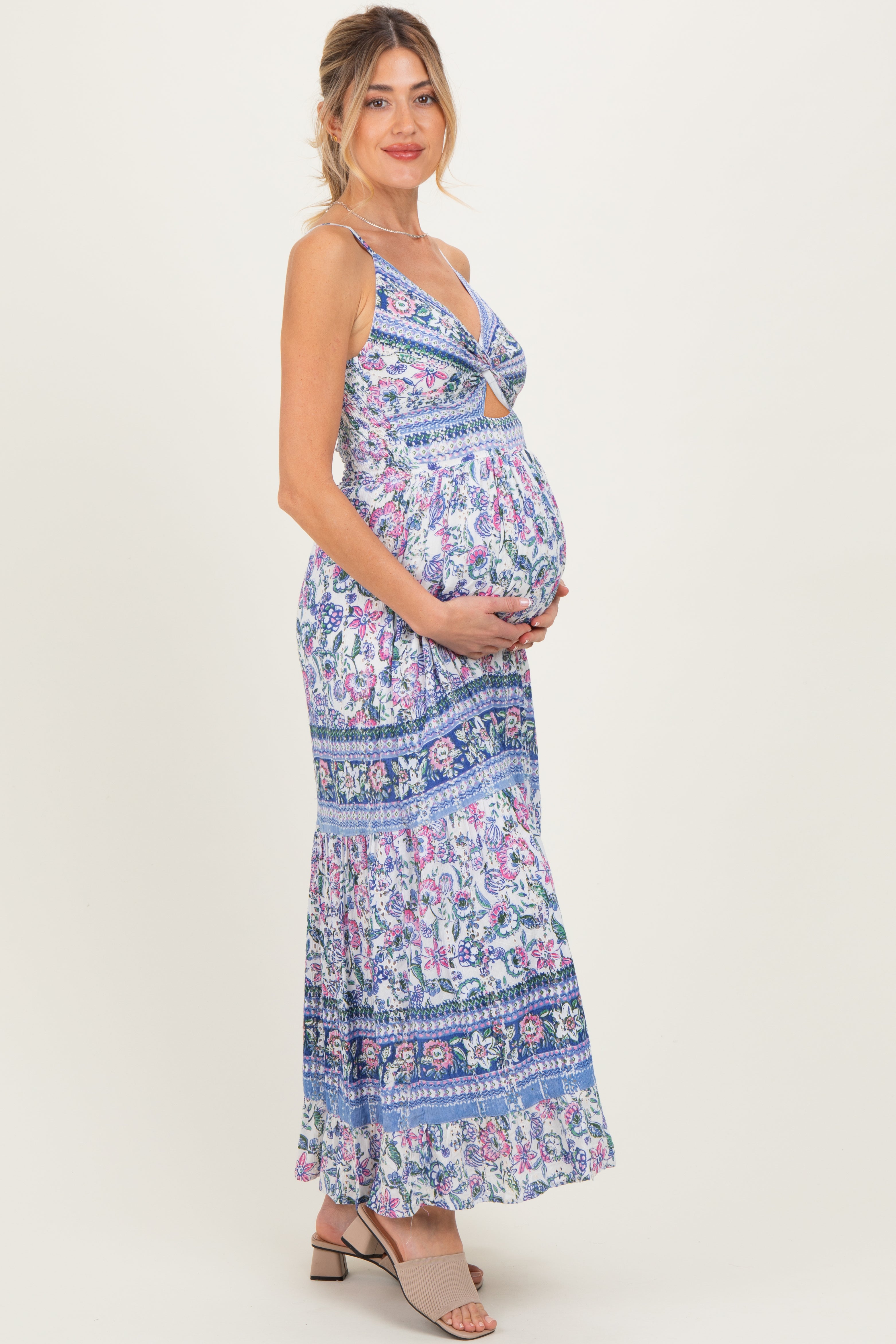 Geblümtes Umstands-Maxikleid mit Twist-Front und Cut-out