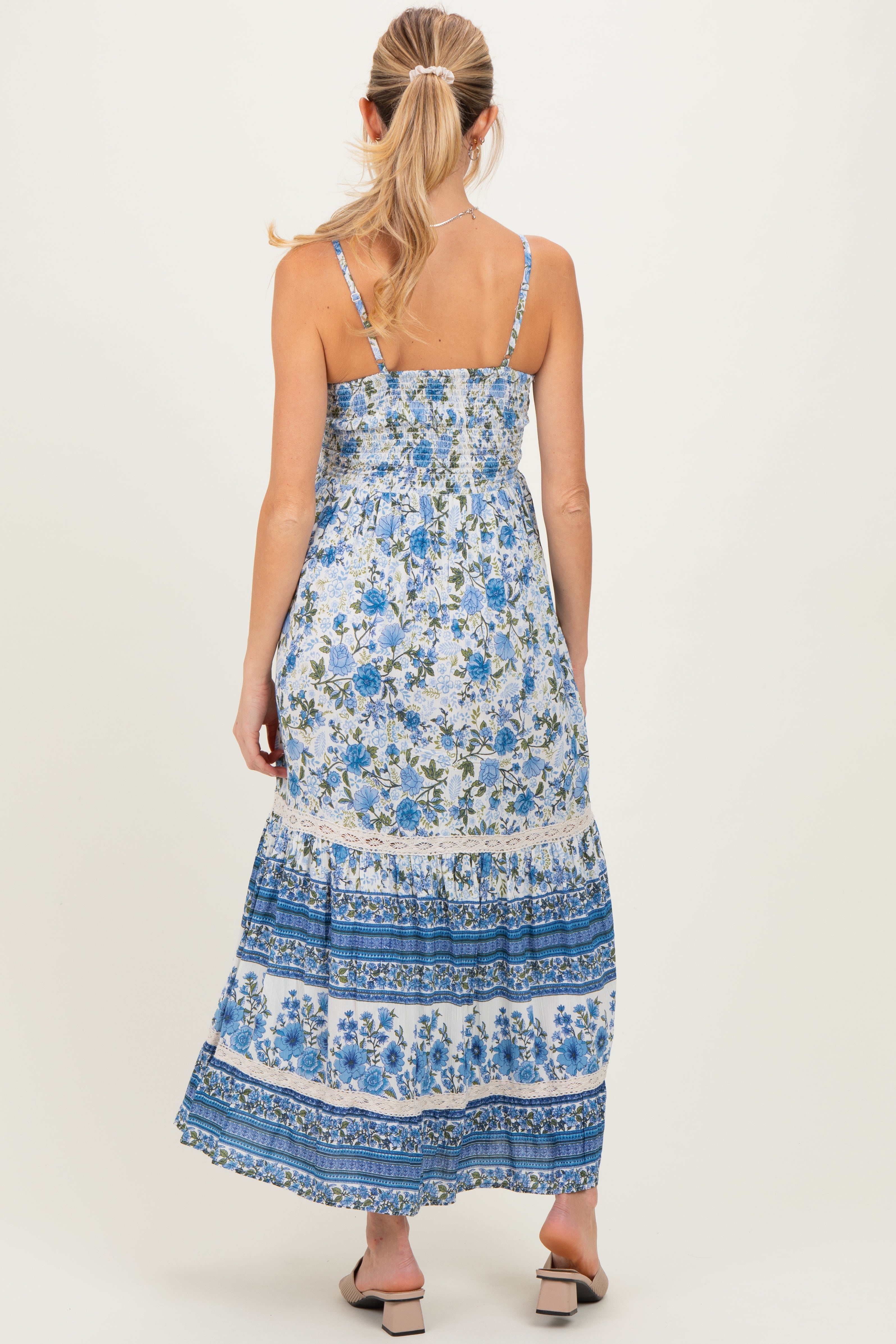 Geblümtes Umstands-Maxikleid mit Twist-Detail und Cut-out