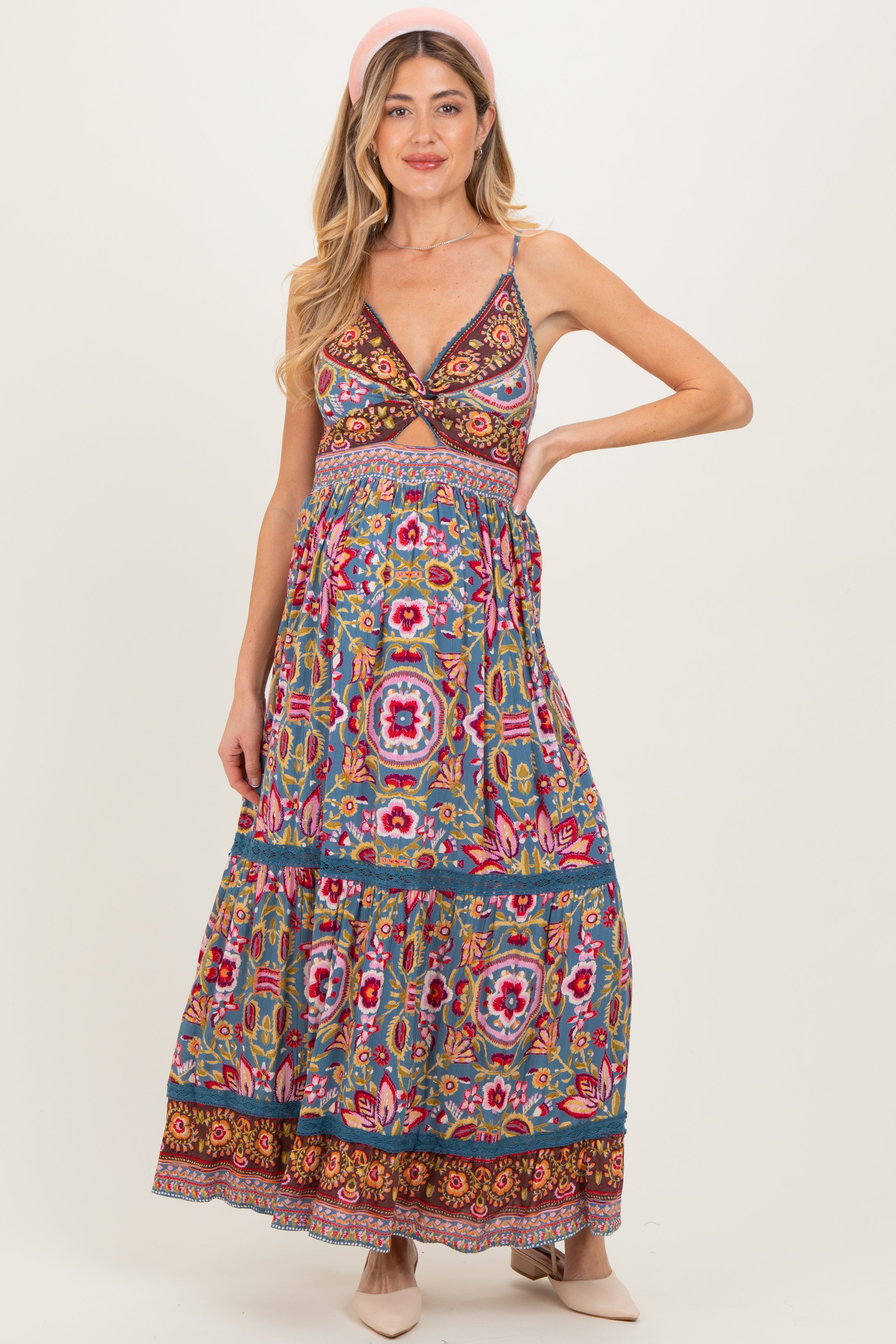 Geblümtes Umstands-Maxikleid mit Twist-Front und Cut-out
