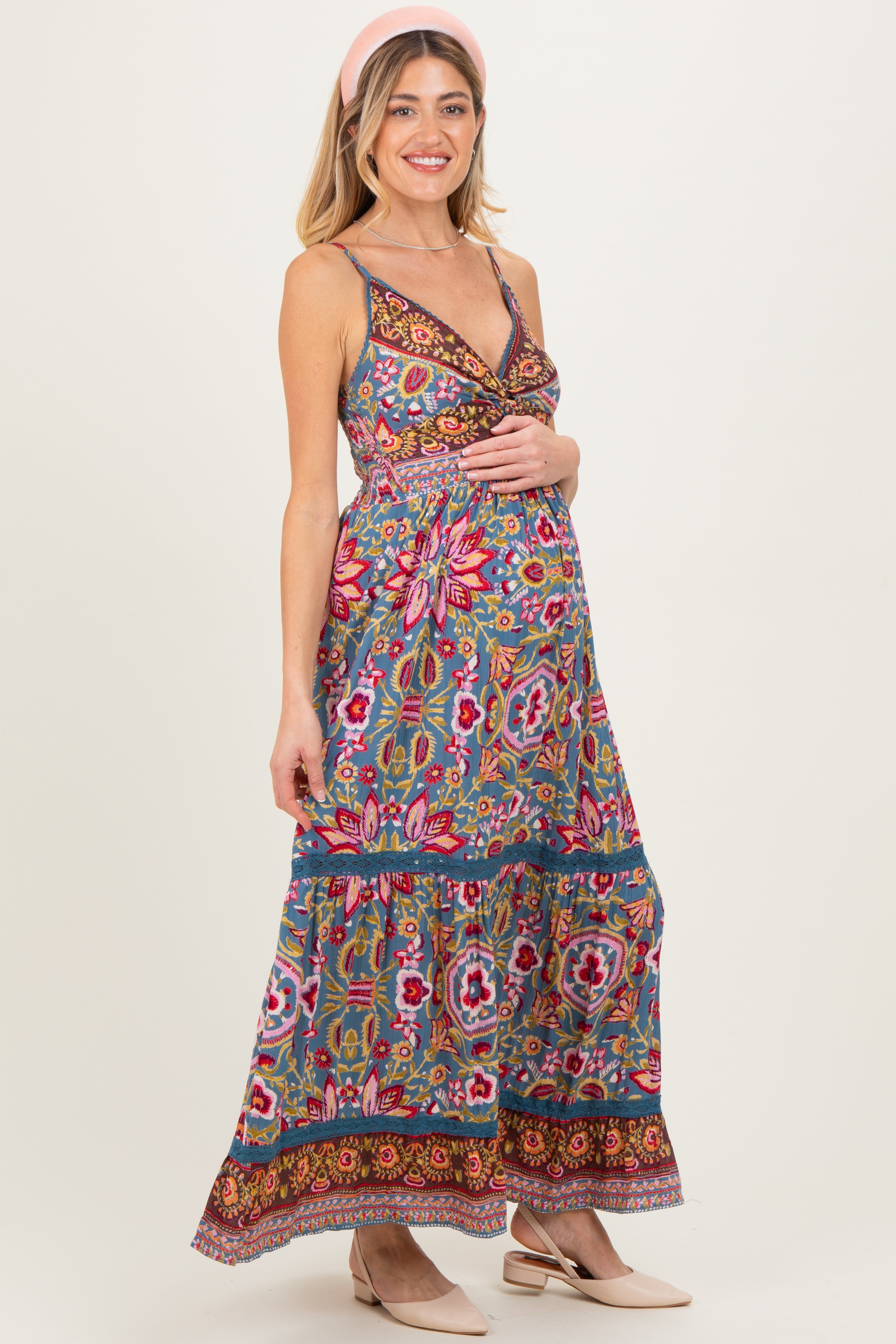 Geblümtes Umstands-Maxikleid mit Twist-Front und Cut-out
