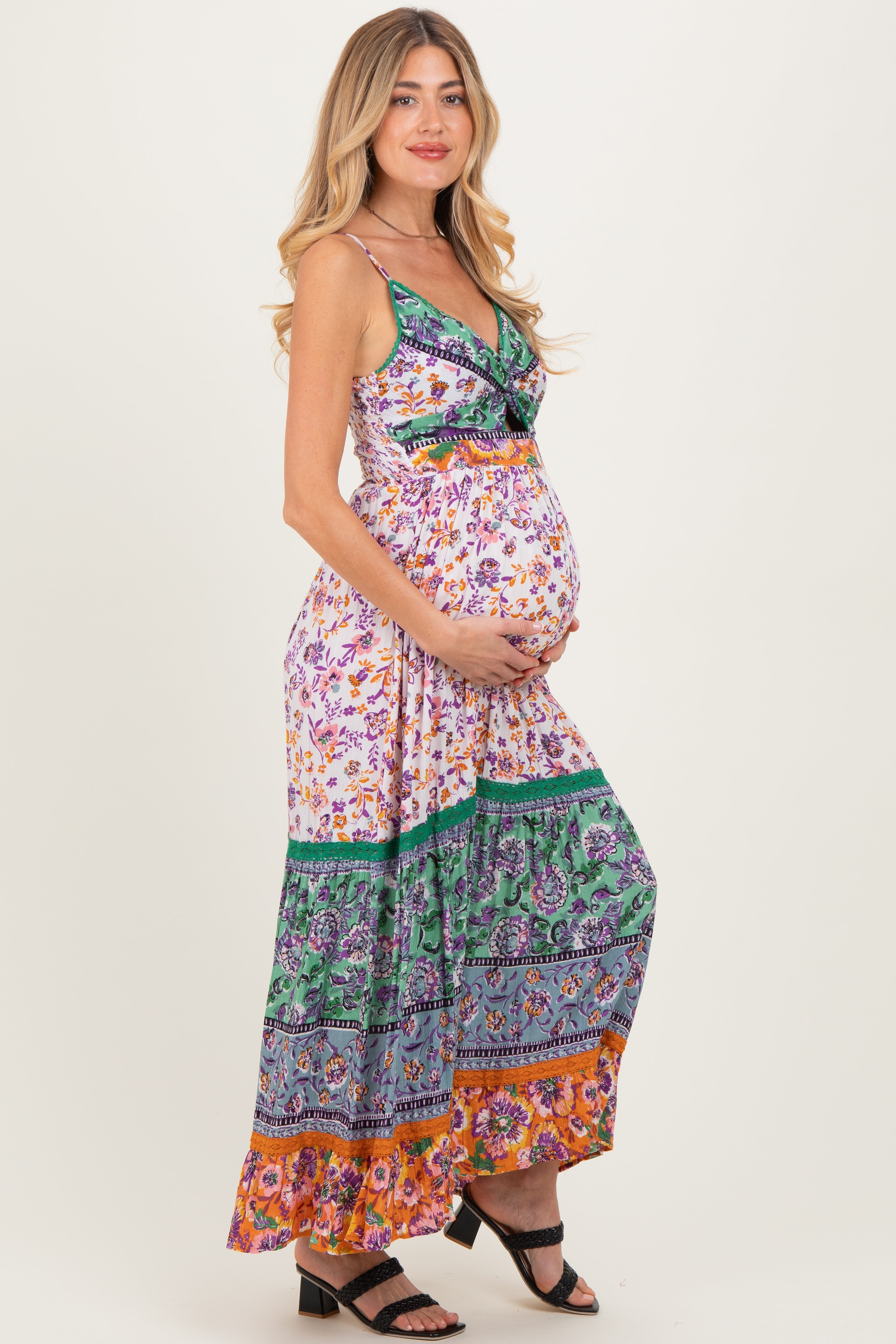 Mehrfarbiges geblümtes Umstandsmaxikleid im Colorblock-Design mit Twist-Detail und Cut-out