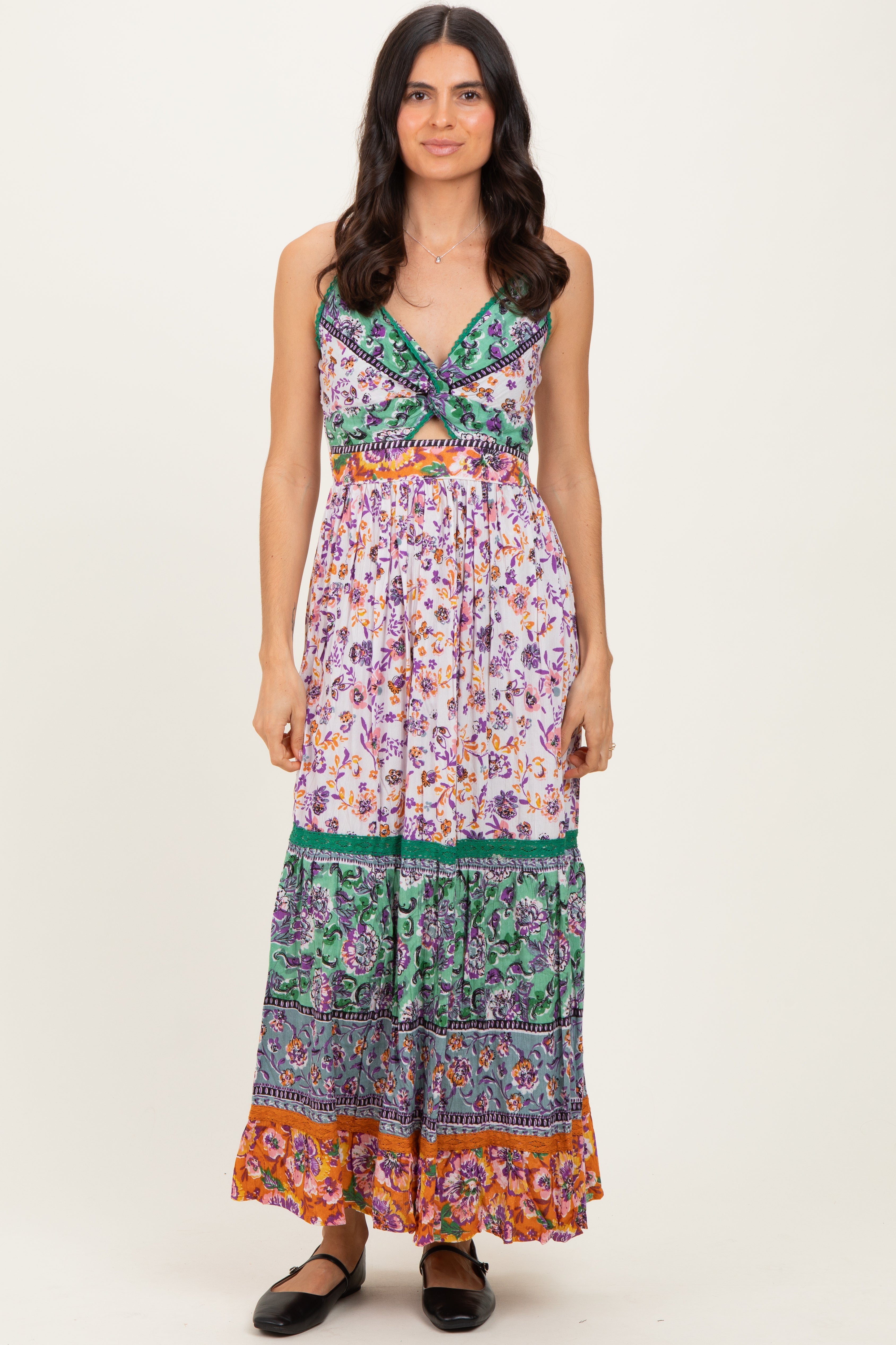 Mehrfarbiges geblümtes Umstandsmaxikleid im Colorblock-Design mit Twist-Detail und Cut-out