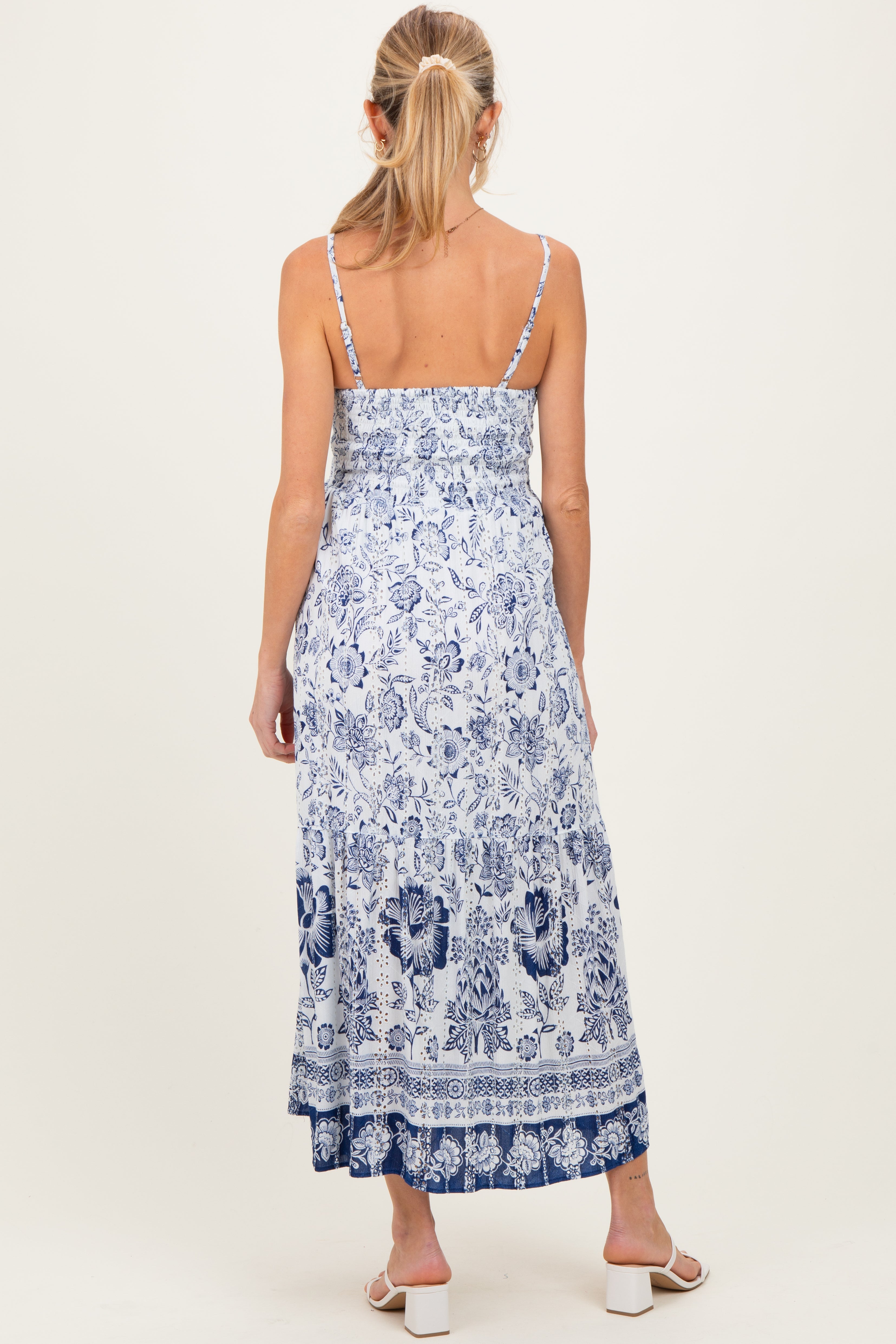 Elfenbeinfarbenes Umstands-Maxikleid mit Blumenmuster und Twist-Detail vorne