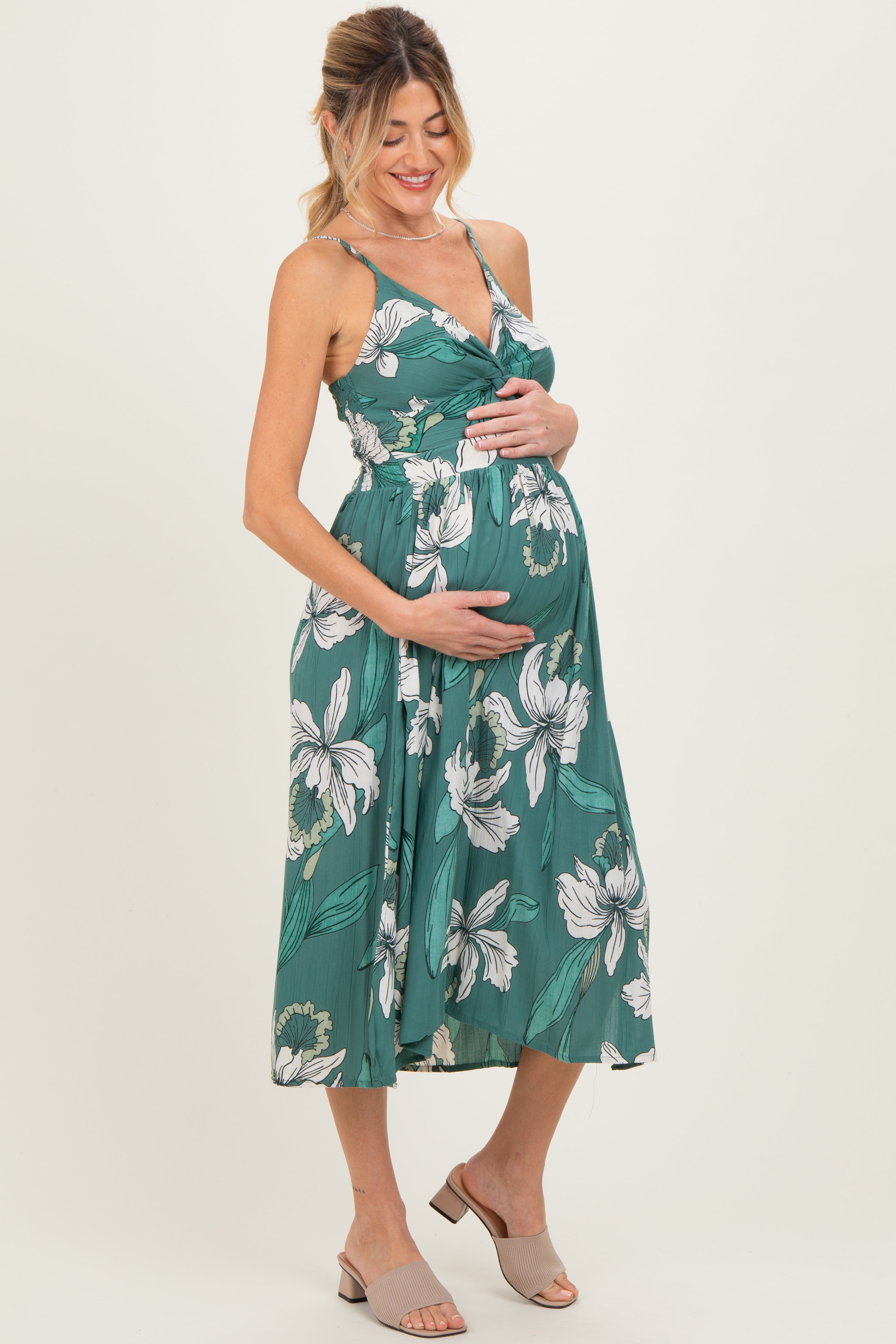 Geblümtes Umstands-Midikleid mit gedrehter Front und Cut-out