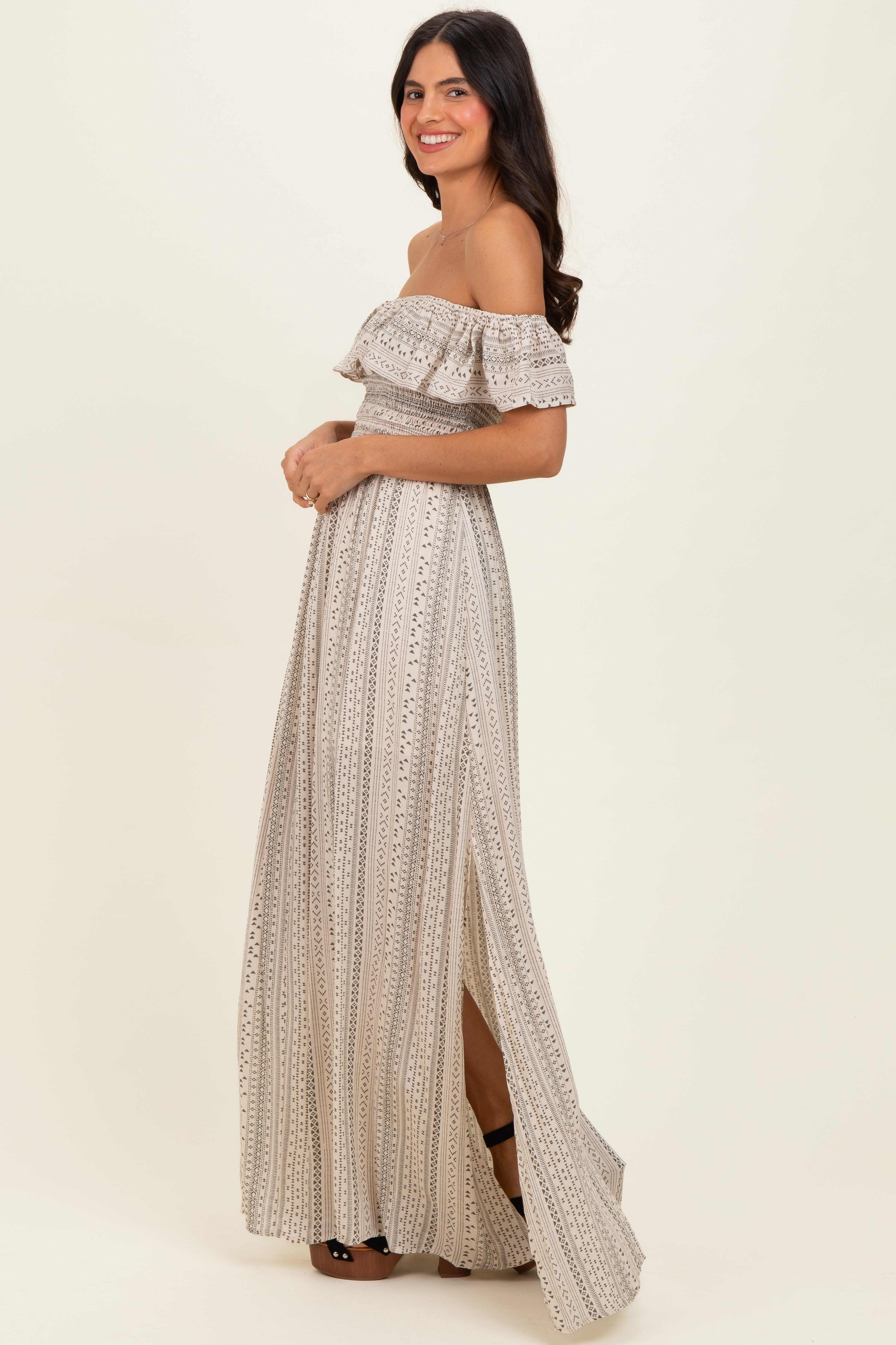 Beiges Umstands-Maxikleid mit Volant und Off-Shoulder-Ausschnitt