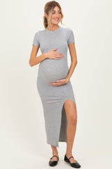 Umstandsmaxikleid mit kurzen Ärmeln und hohem Schlitz in Graumeliert