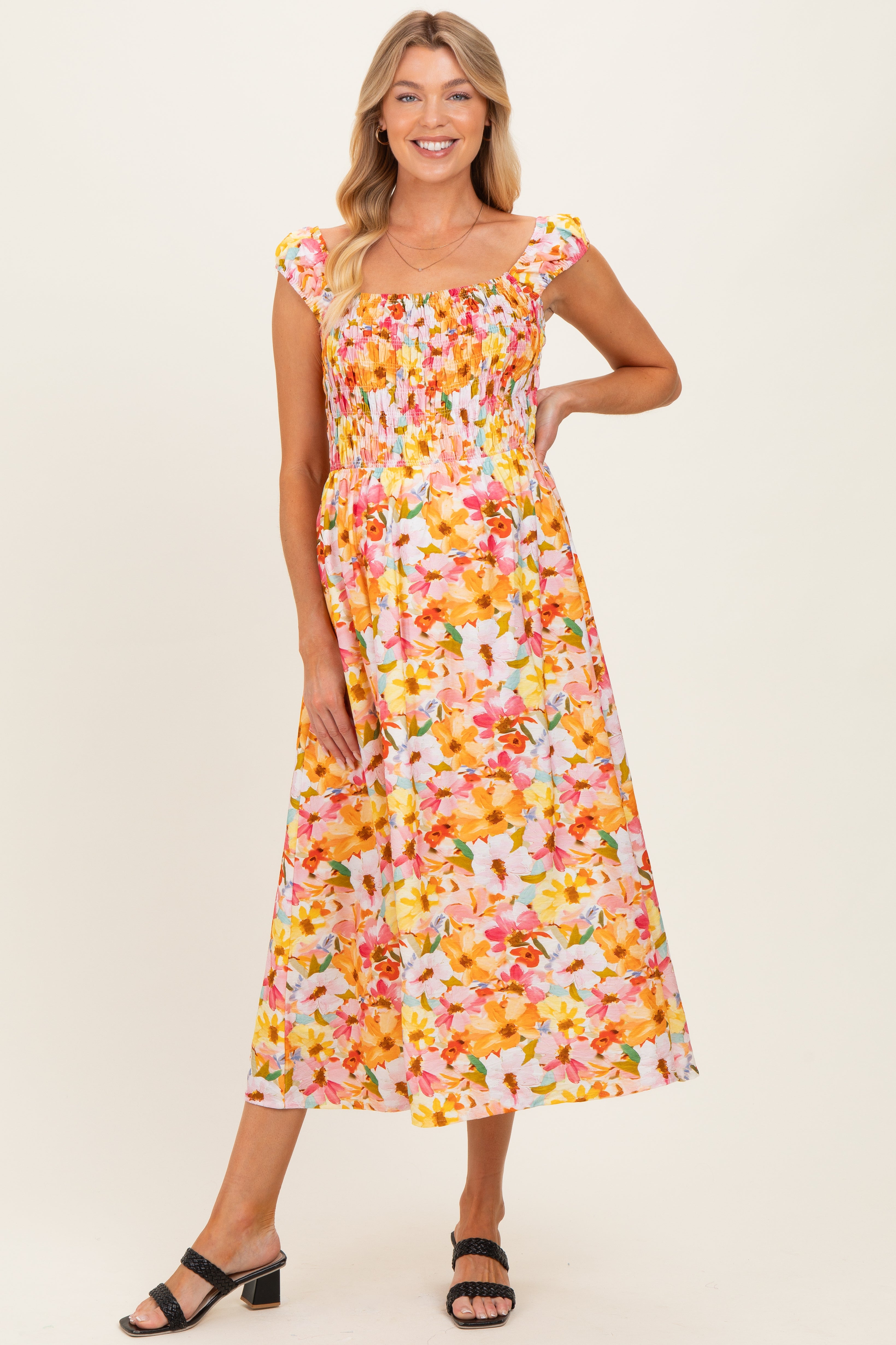 Ärmelloses florales Umstands-Maxikleid mit Smok-Detail in Rosa