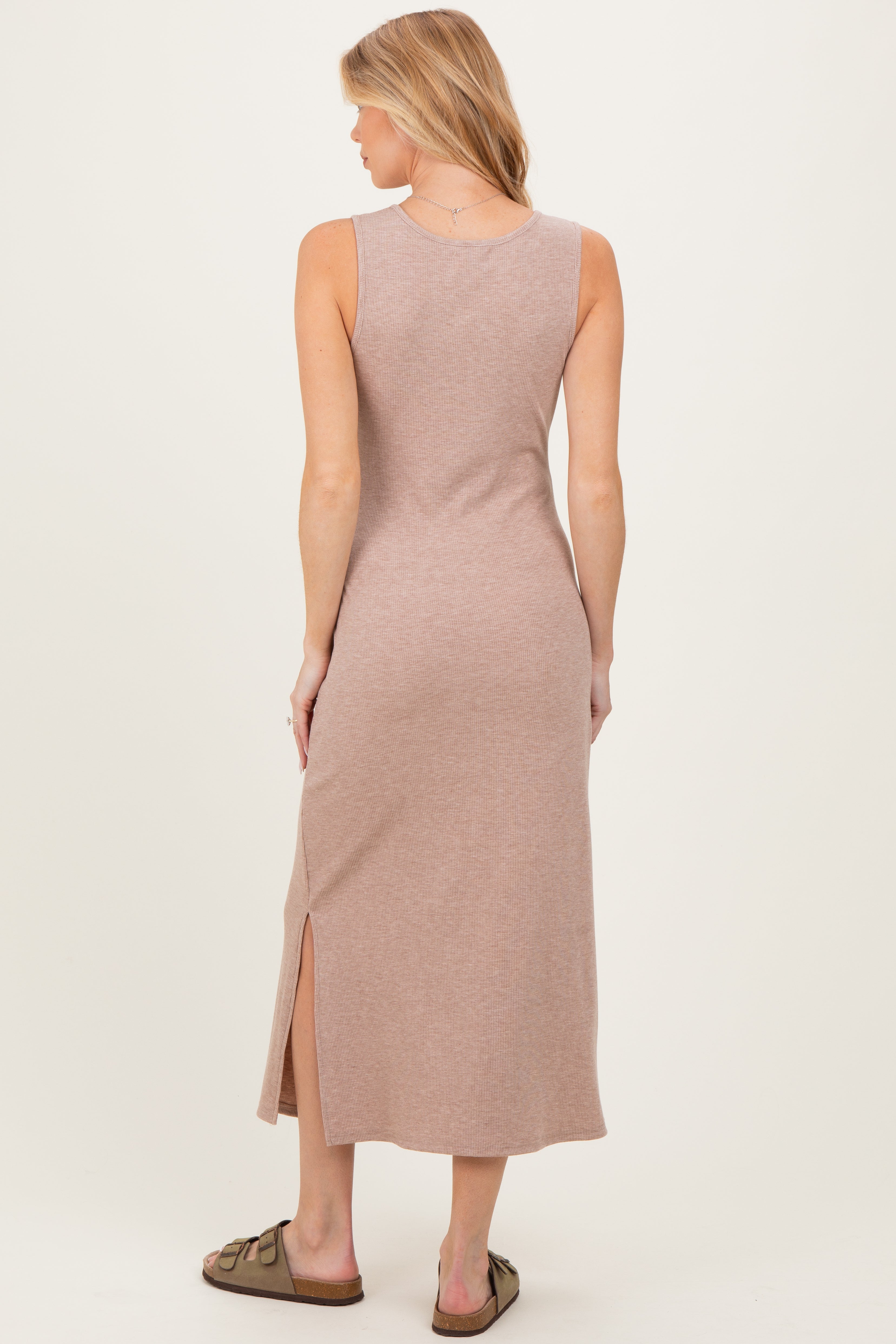 Hellbraunes Umstands-Midikleid aus Rippstrick mit Trägern