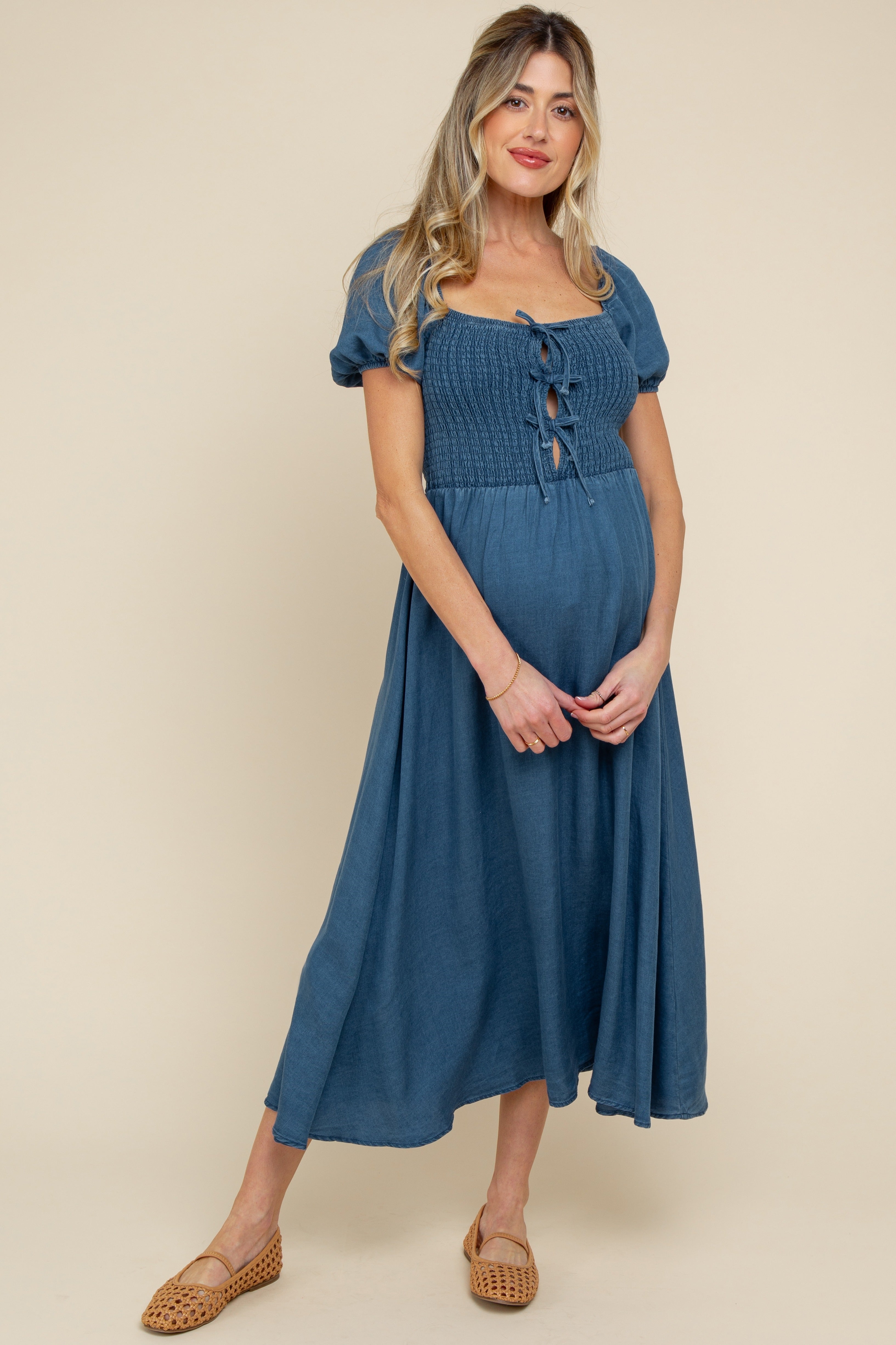 Umstands-Midikleid aus Chambray mit Smok-Front und Bindedetail