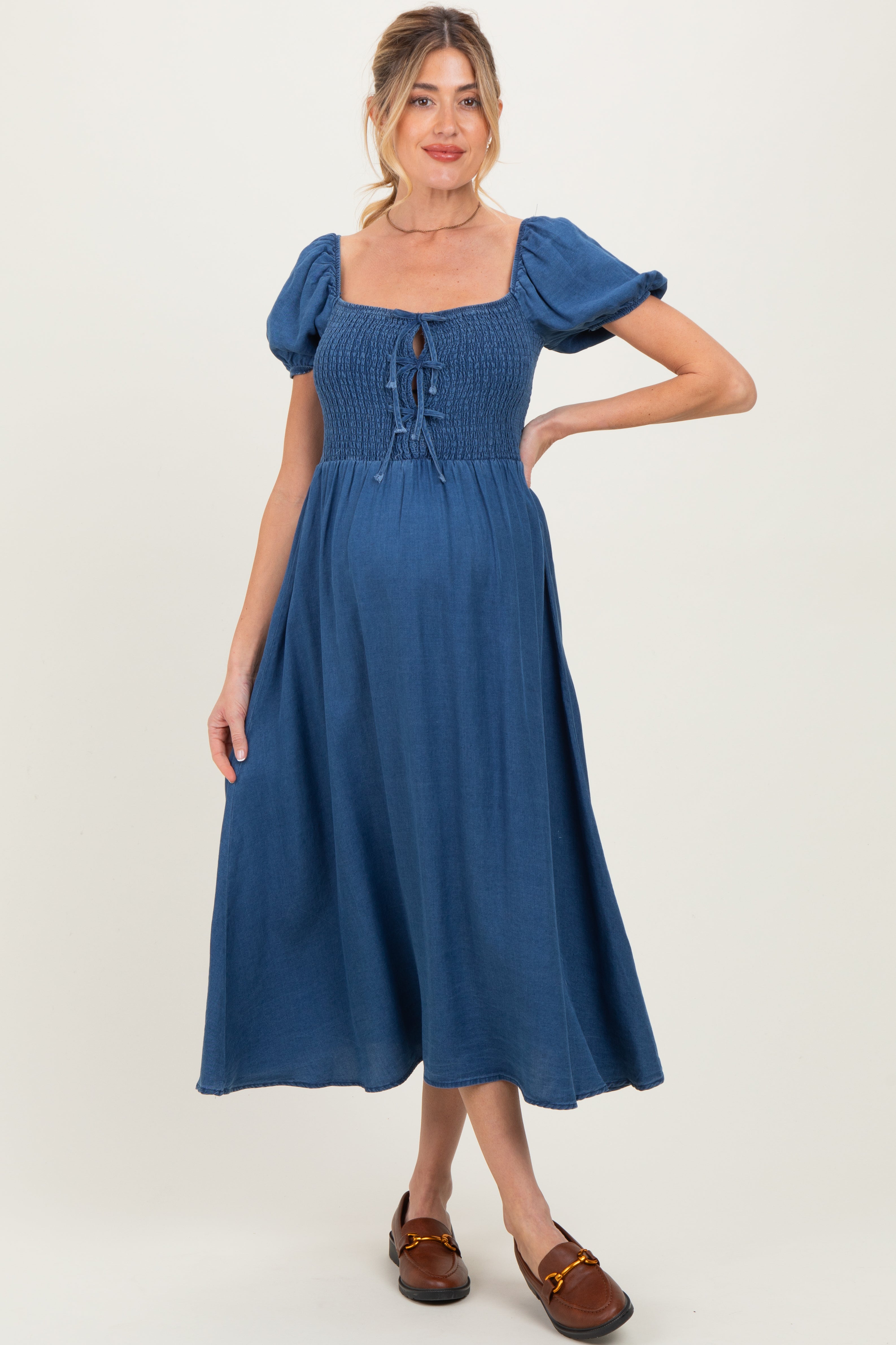 Umstands-Midikleid aus Chambray mit Smok-Front und Bindedetail