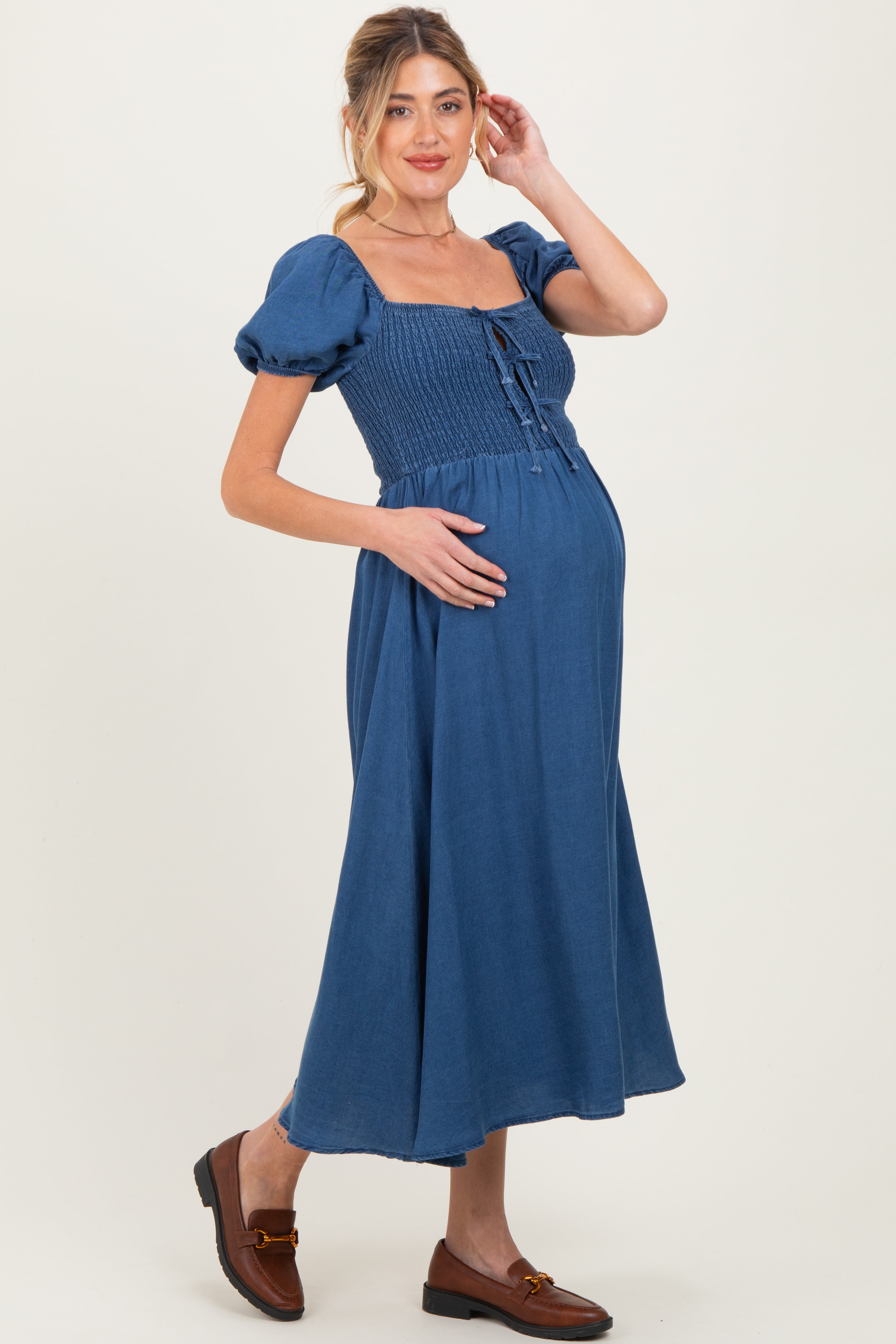 Umstands-Midikleid aus Chambray mit Smok-Front und Bindedetail