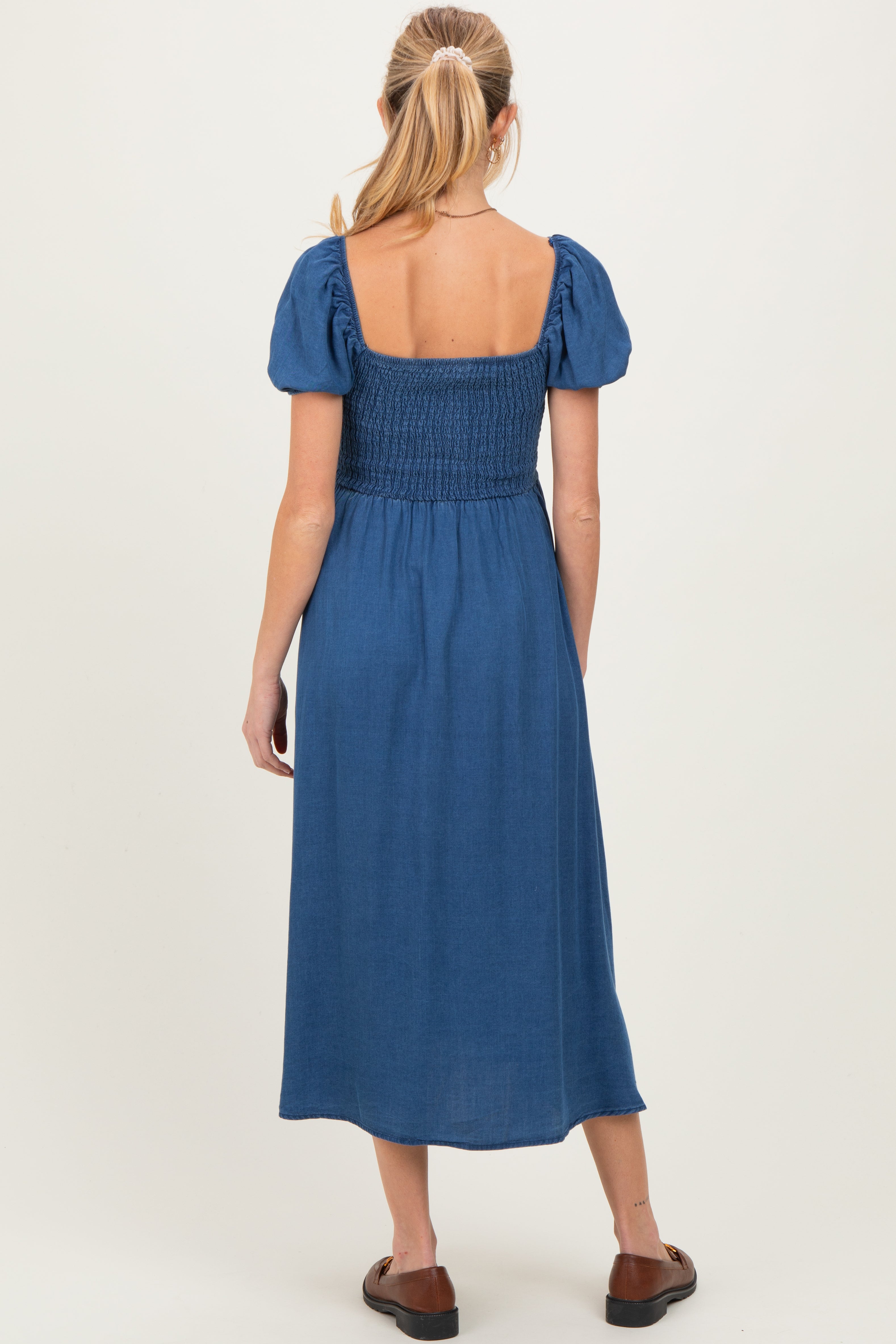 Umstands-Midikleid aus Chambray mit Smok-Front und Bindedetail