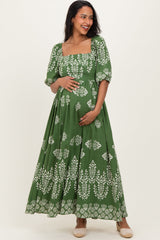 Umstandsmaxikleid mit Damast-Print und kurzen Ärmeln in Grün