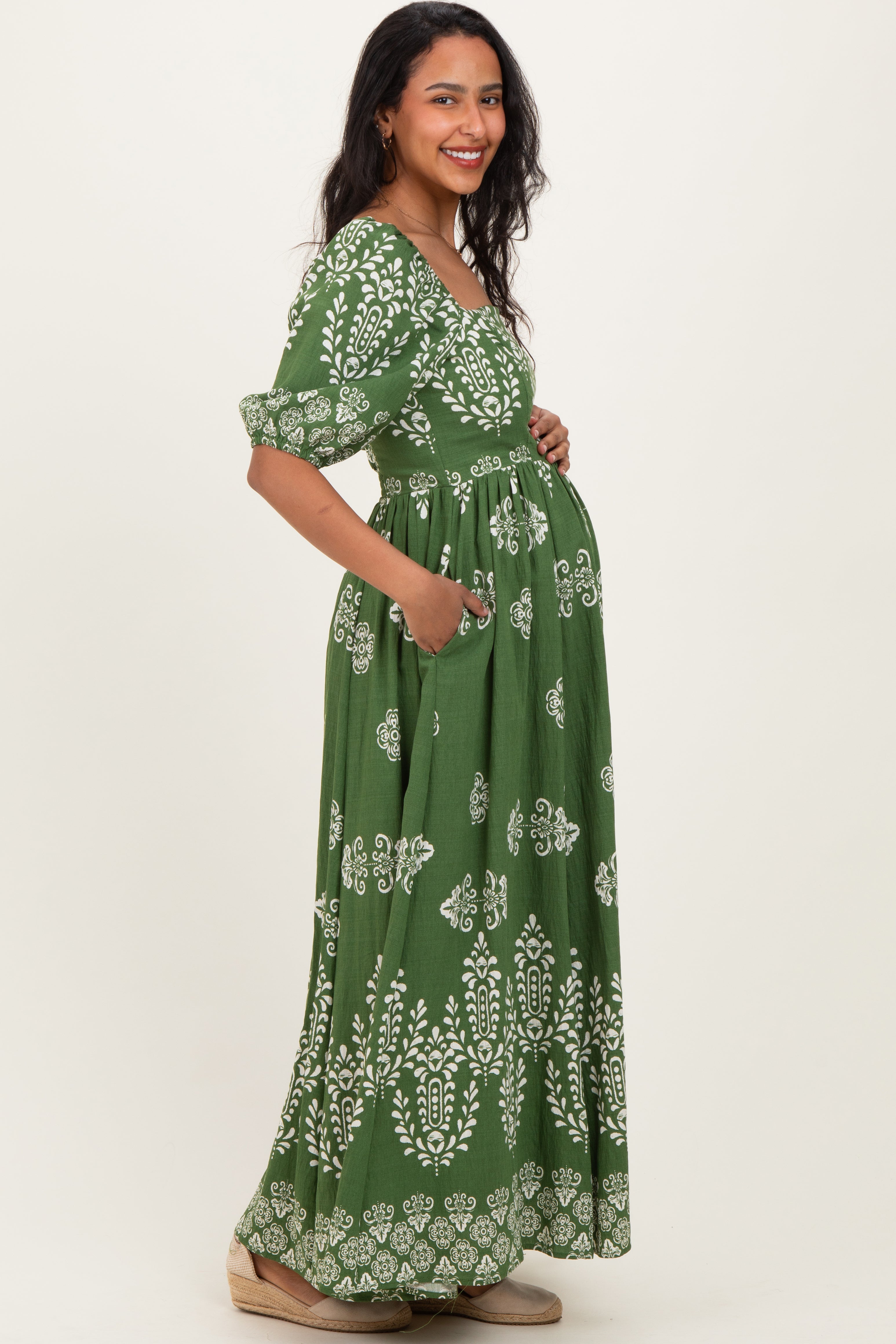 Umstandsmaxikleid mit Damast-Print und kurzen Ärmeln in Grün