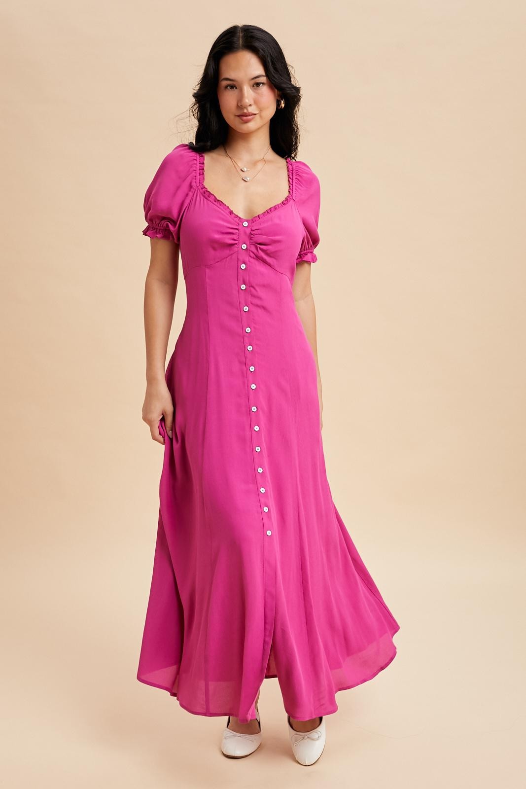 Umstands-Maxikleid mit Knopfleiste und Rüschen in Fuchsia