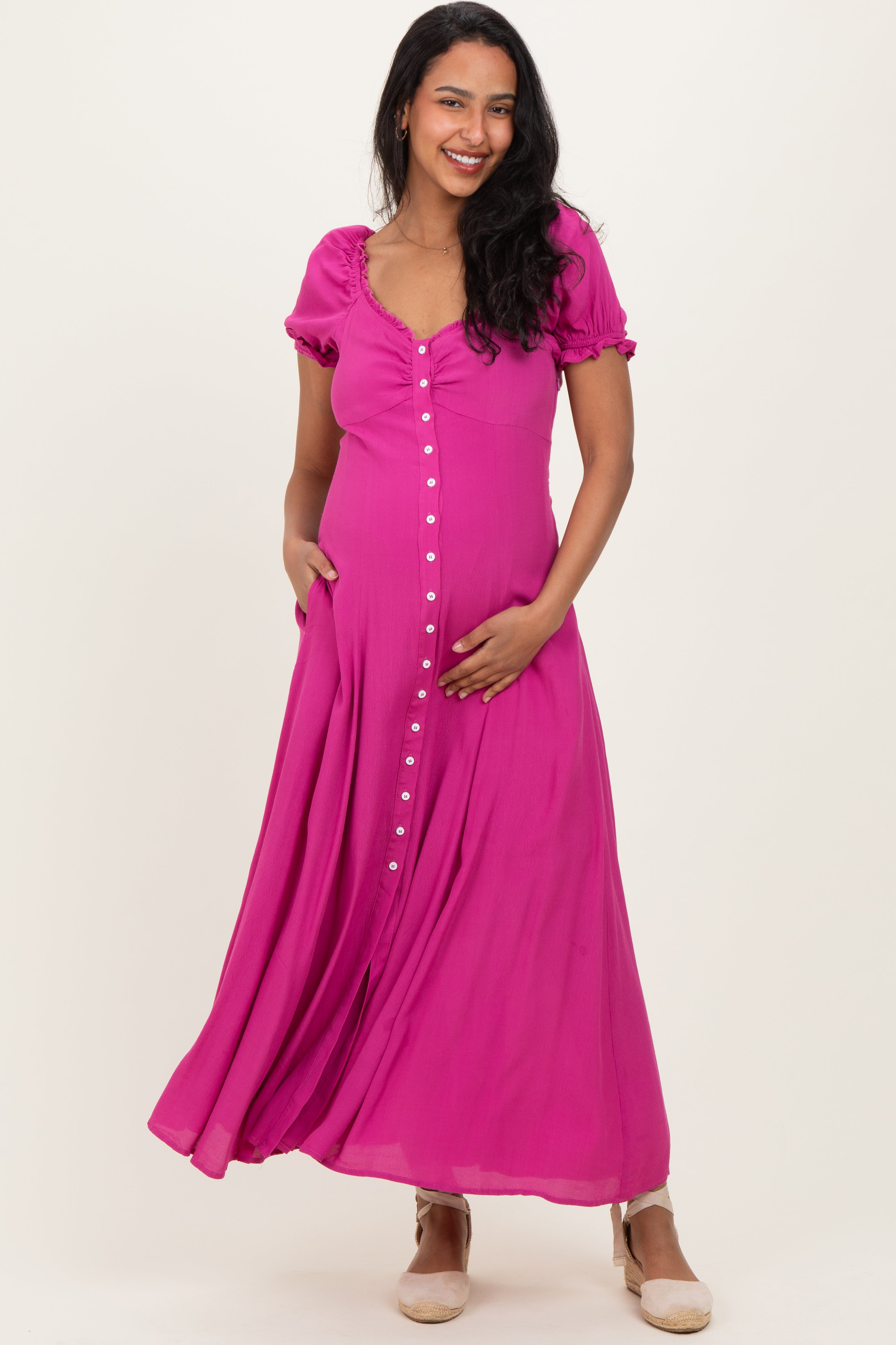 Umstands-Maxikleid mit Knopfleiste und Rüschen in Fuchsia