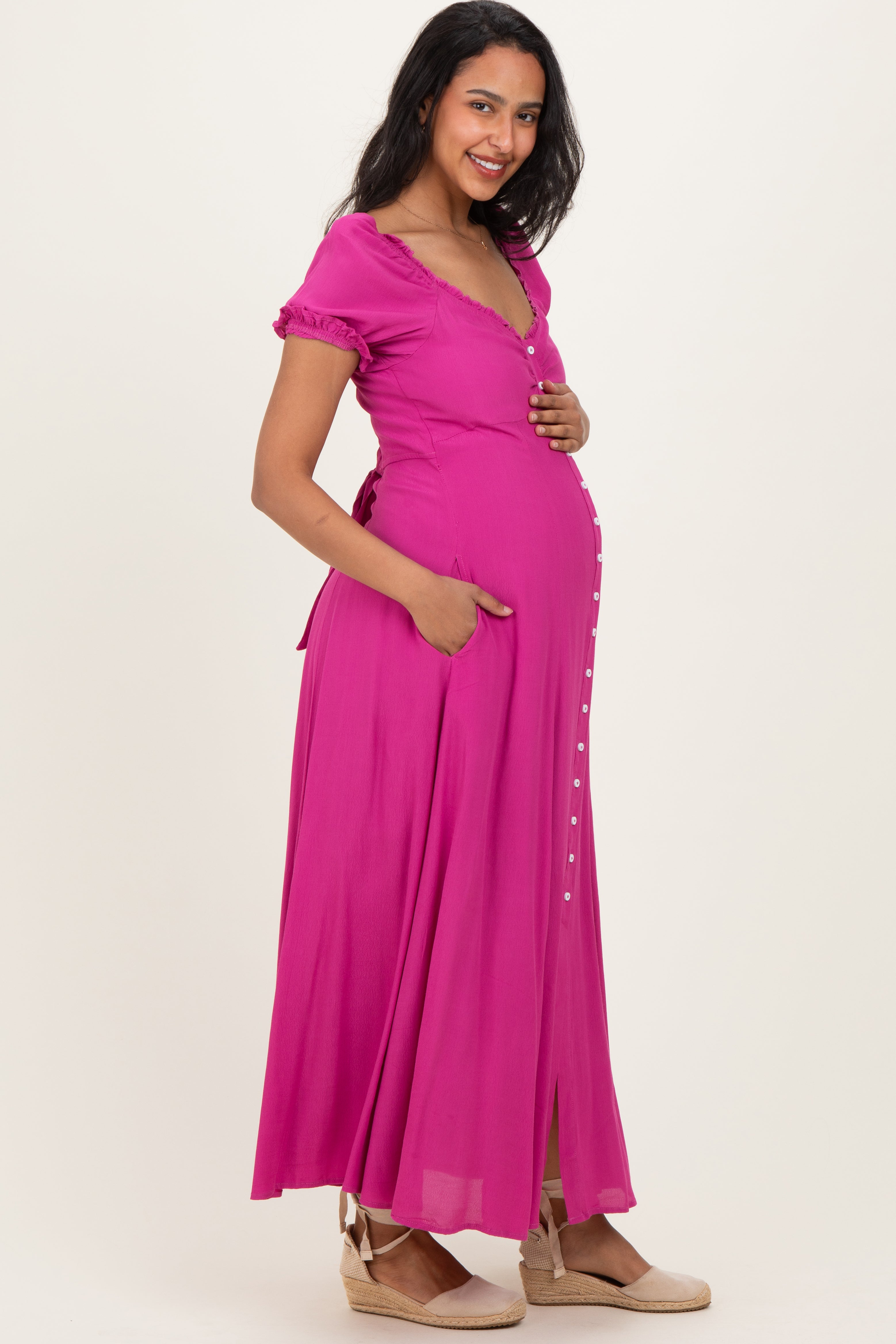 Umstands-Maxikleid mit Knopfleiste und Rüschen in Fuchsia