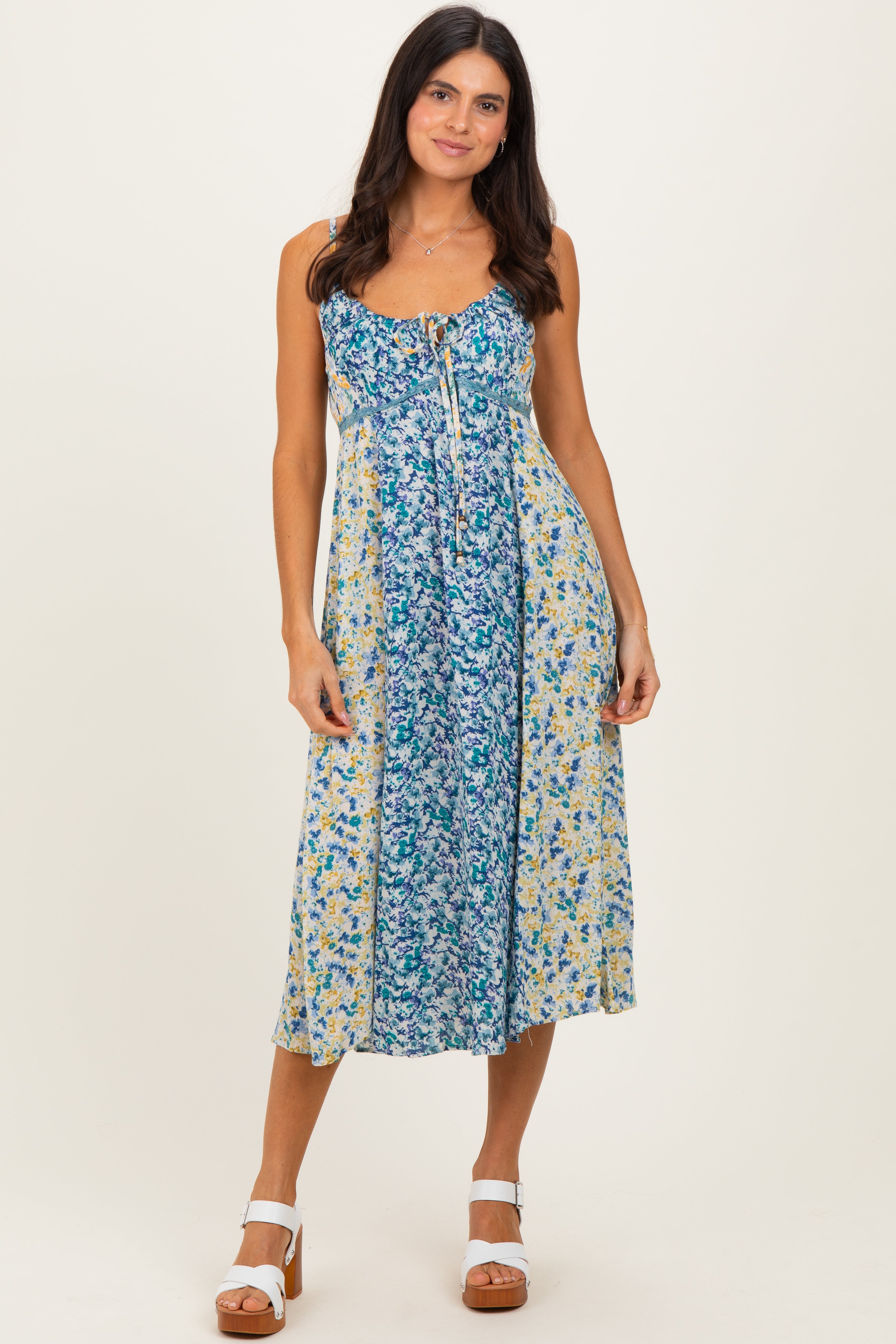 Blaues Umstands-Midikleid mit Blumenmuster und Bindedetail vorne