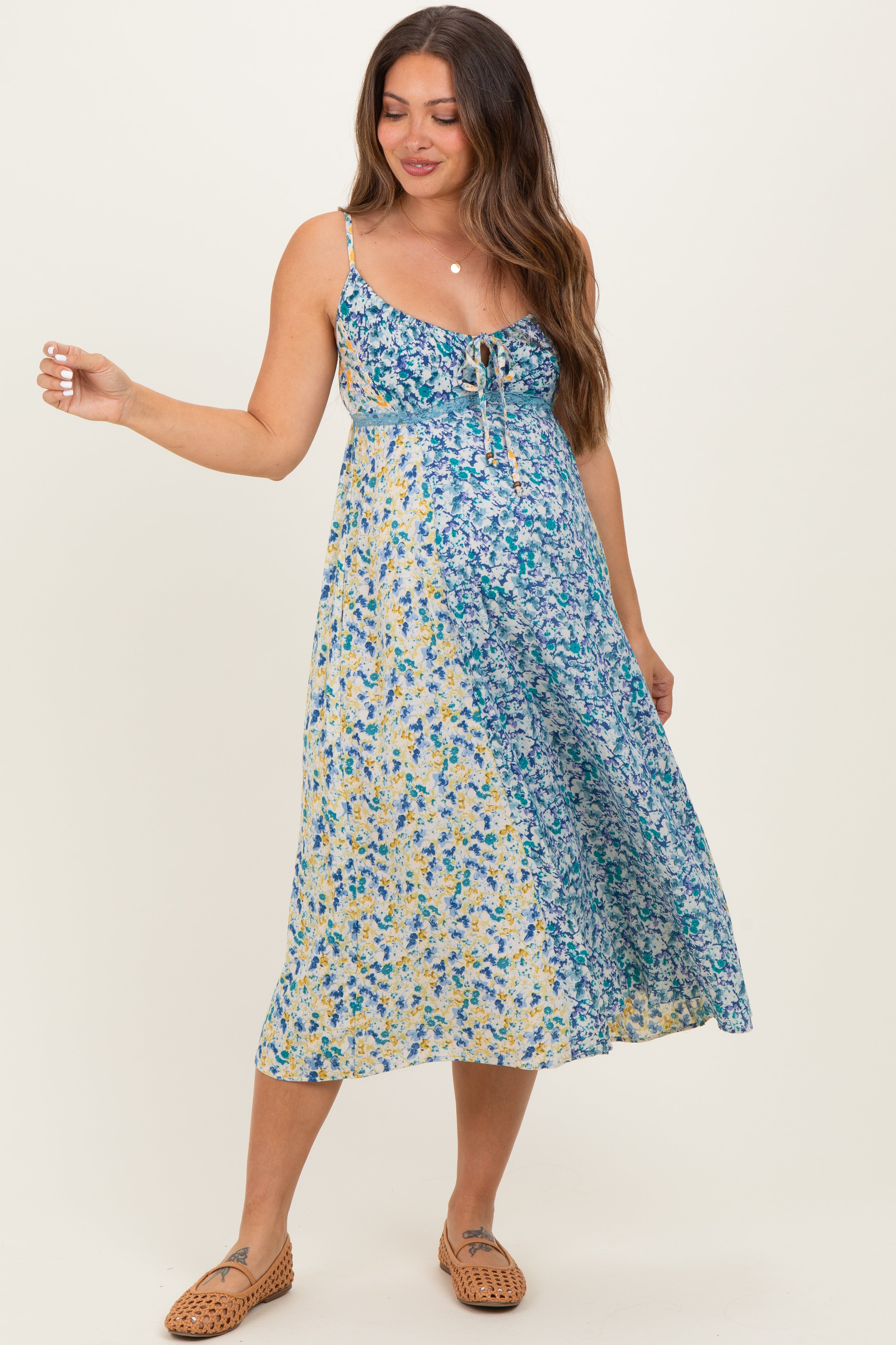 Blaues Umstands-Midikleid mit Blumenmuster und Bindedetail vorne