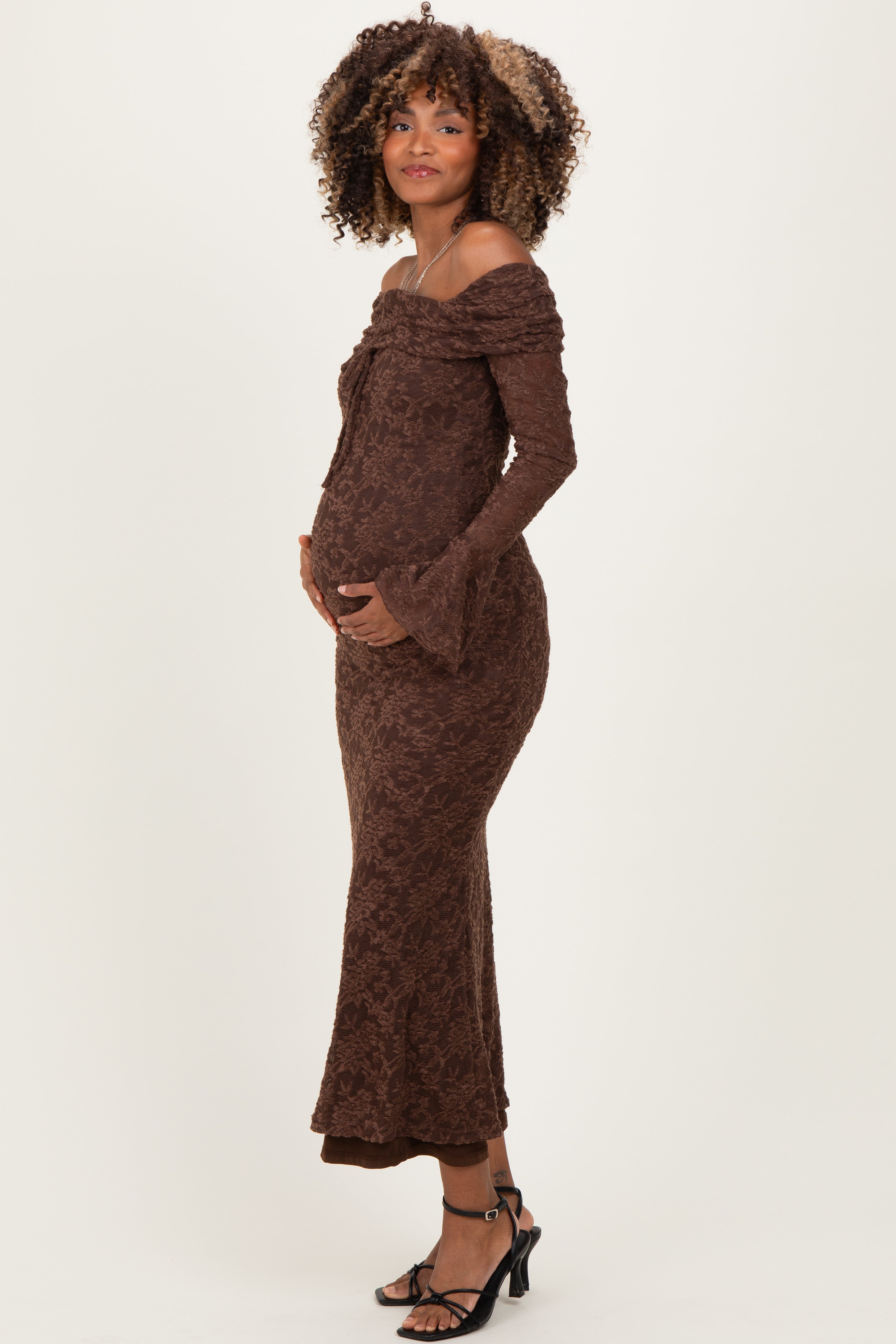 Schulterfreies Umstands-Maxikleid aus Spitze in Schokobraun