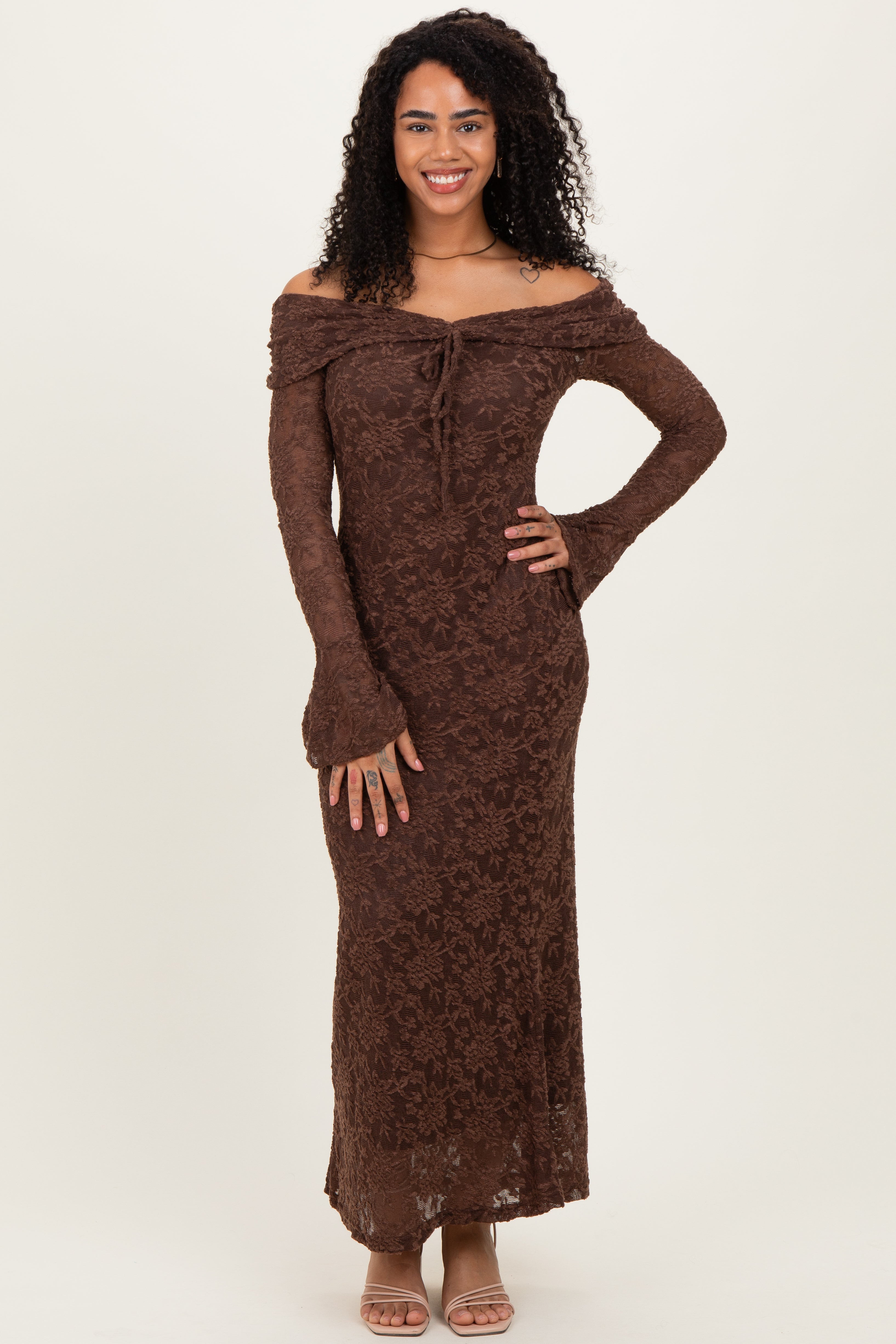 Schulterfreies Umstands-Maxikleid aus Spitze in Schokobraun