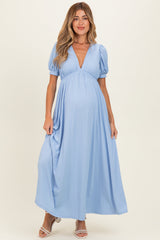 Blaues Umstands-Maxikleid aus Rippstrick mit Puffärmeln, V-Ausschnitt und Empire-Taille
