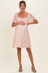 Pfirsichfarbenes geblümtes Umstands-Maxikleid aus Spitze mit Karree-Ausschnitt und Volantbesatz
