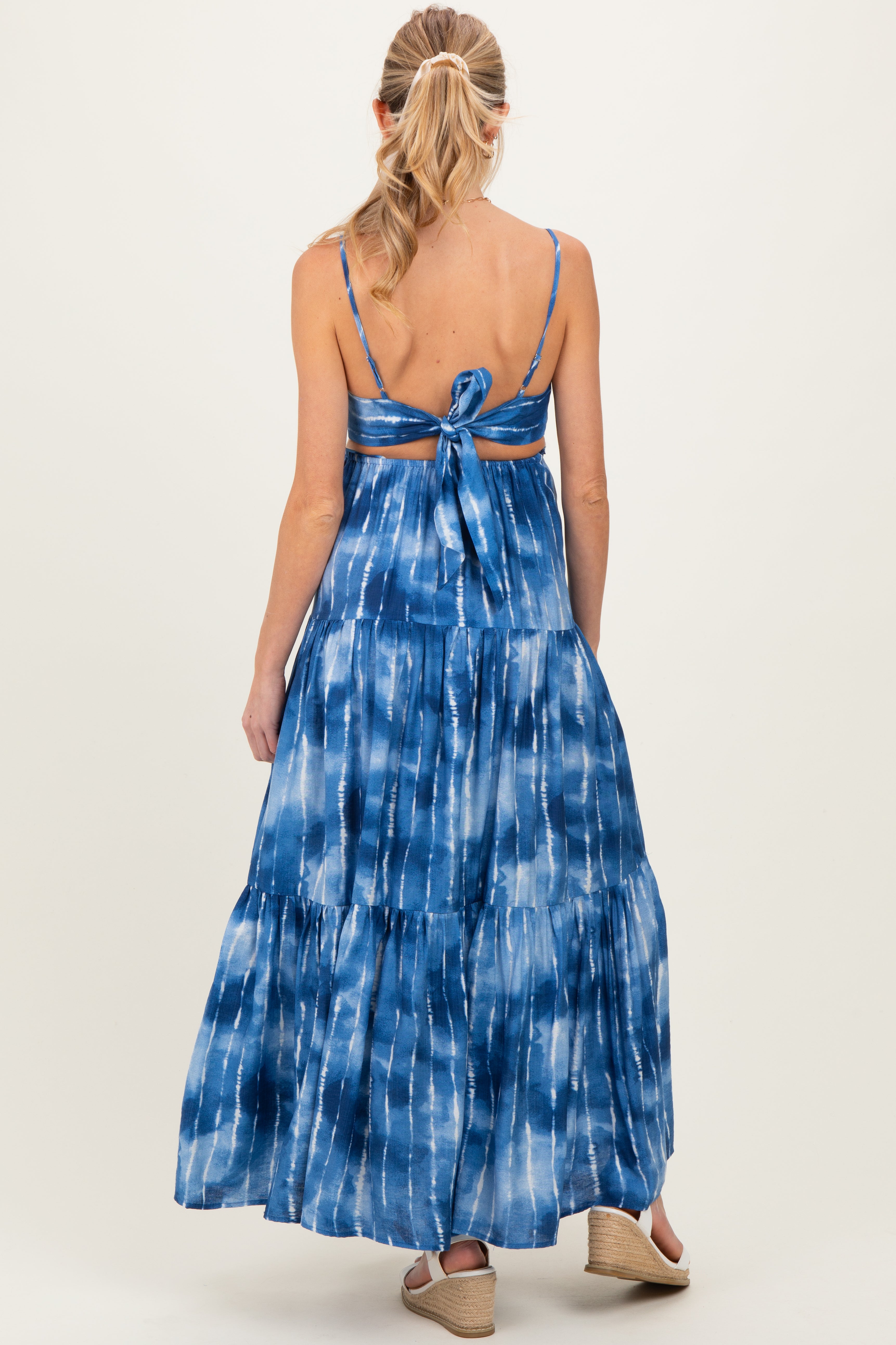 Umstands-Maxikleid in Batik-Optik mit Cut-out und Rückenbindung in Blau