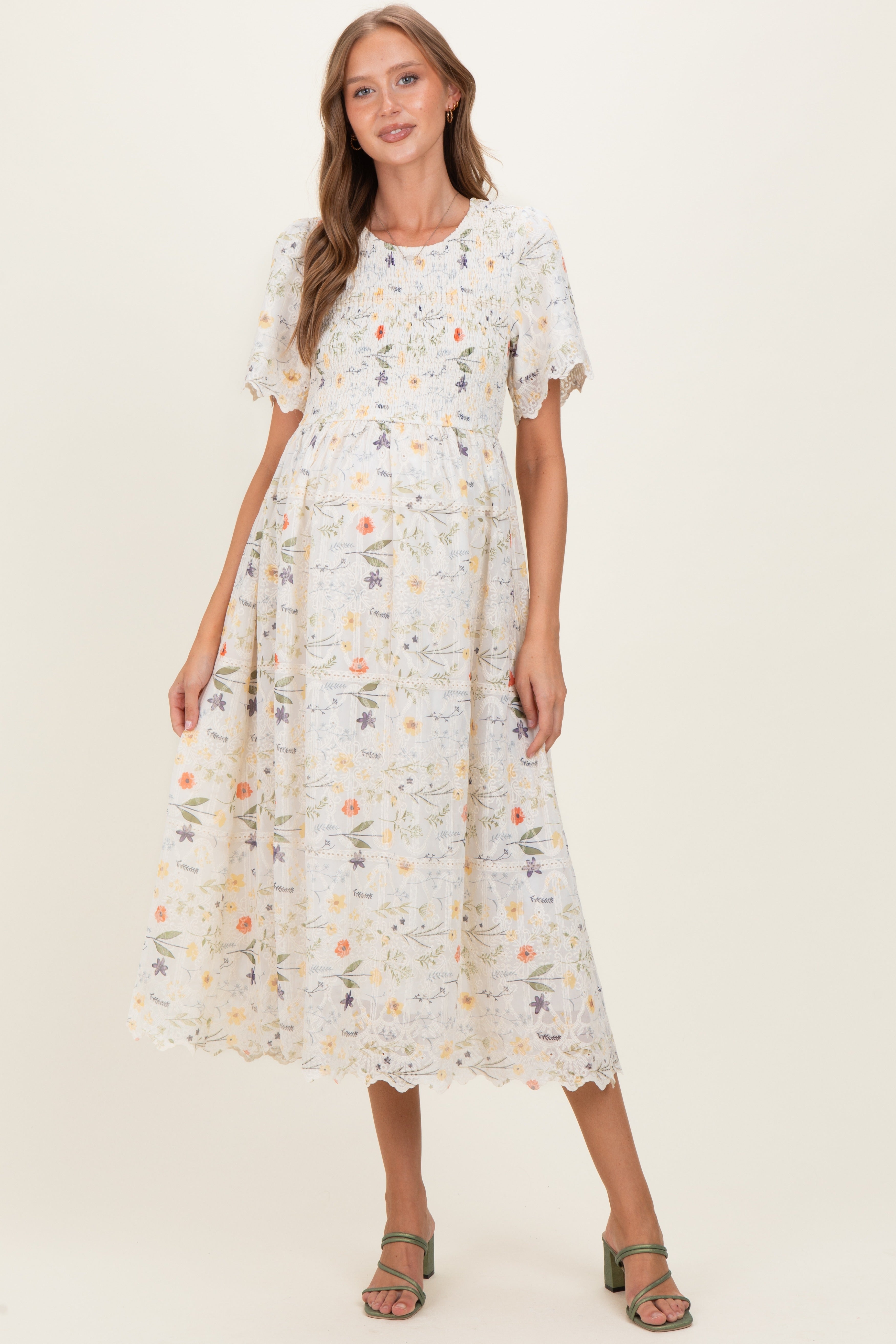 Umstands-Midikleid in Beige mit Blumenmuster und Knopfleiste